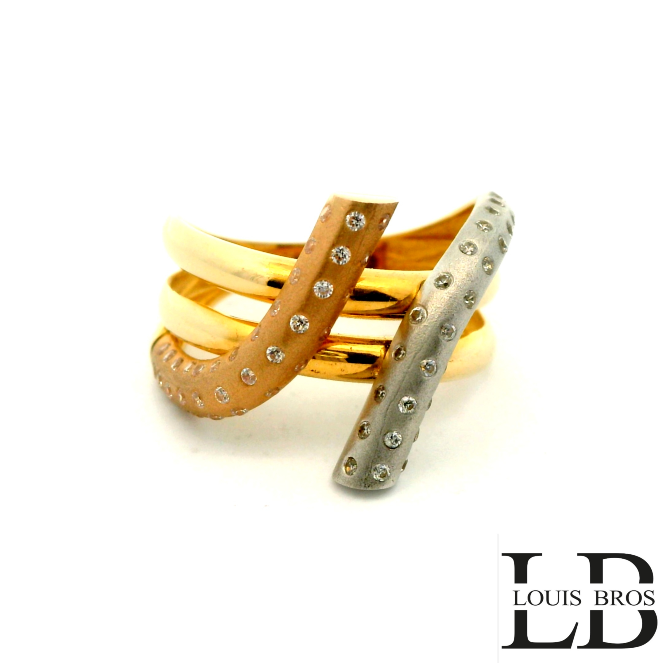 Deze schitterende ring is vervaardigd uit 14 karaat tricolor goud (4.62 gr), waarbij geel-, wit- en rosegoud op elegante wijze samenkomen. Het speelse kleurenspel geeft de ring een unieke en luxe uitstraling. De ring is verder verrijkt met fonkelende zirkonia’s, die zorgen voor een sprankelende schittering bij iedere beweging.

Een tijdloos en stijlvol sieraad dat perfect is voor dagelijks gebruik, maar ook bijzonder mooi bij feestelijke gelegenheden. Dankzij de combinatie van drie goudkleuren laat de ring zich makkelijk combineren met andere sieraden.

 Materiaal: 14 karaat goud (tricolor: geel, wit & rosé)
 Steen: Zirkonia
 Stijl: Elegant, luxe en veelzijdig.
De ring is verkrijgbaar in meerdere afmetingen.