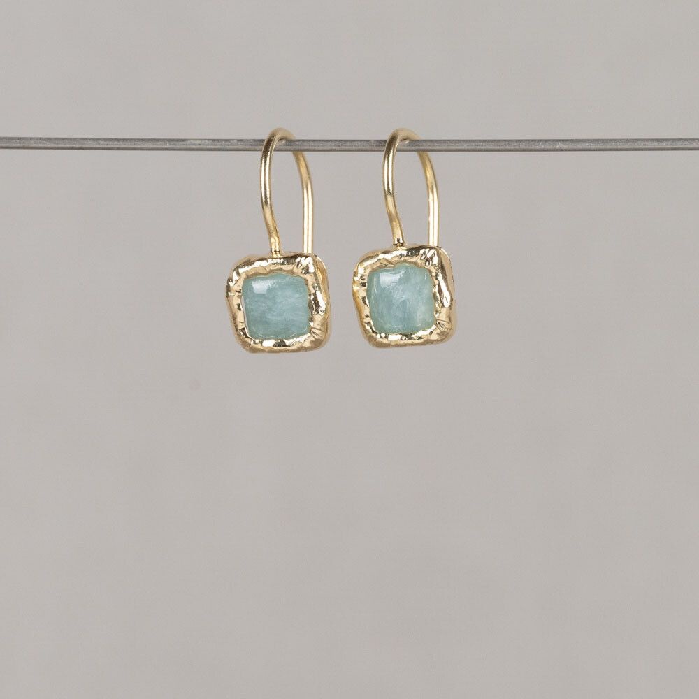 Vierkant oorhanger gemaakt van zilver verguld met daarin een Aquamarijn cabuchon. Aquamarijn is een prachtige licht blauwe steen.