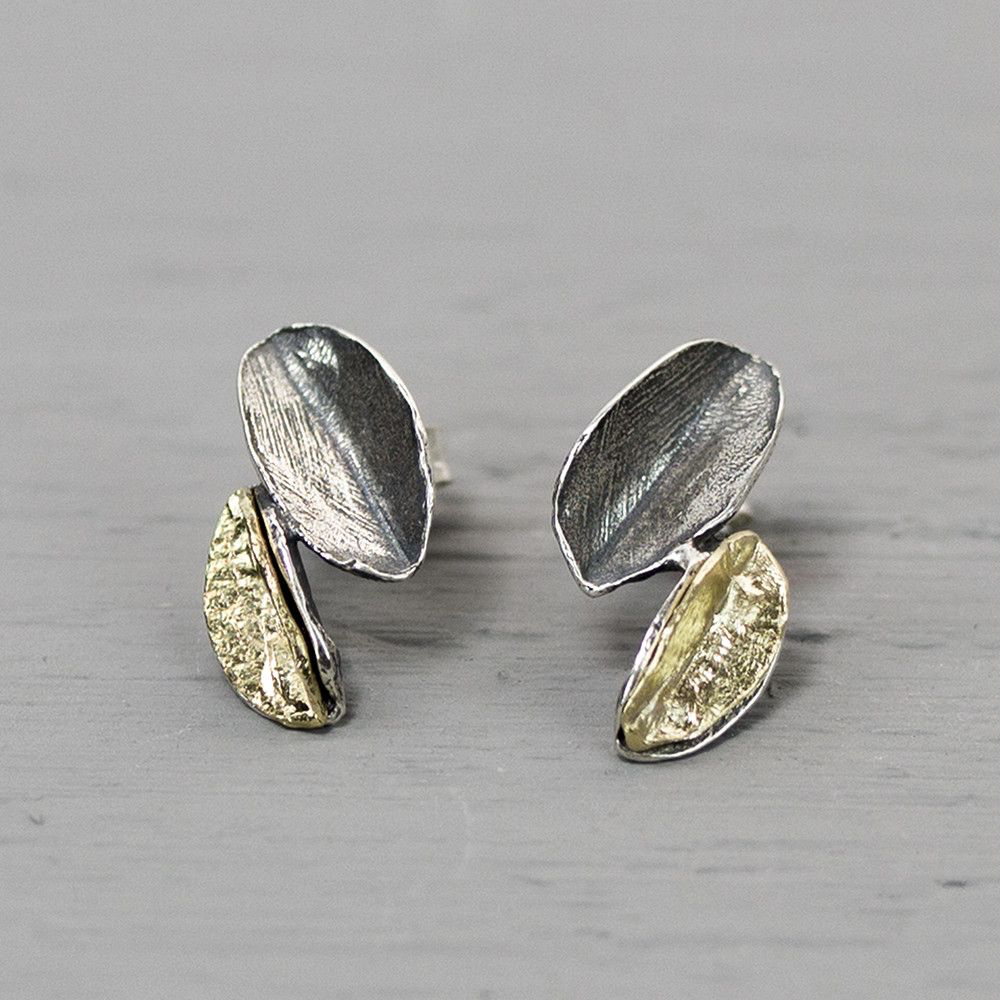 Elegante oorstekers van 2 blaadjes onder elkaar. Ze zijn gemaakt van geoxideerd zilver en verguld zilver.