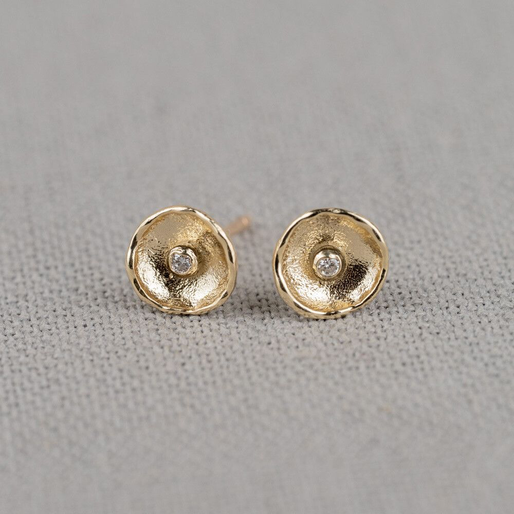 Prachtige oorbellen gemaakt van 14 karaat goud met middenin een diamant van 0.03CT I1/HI.