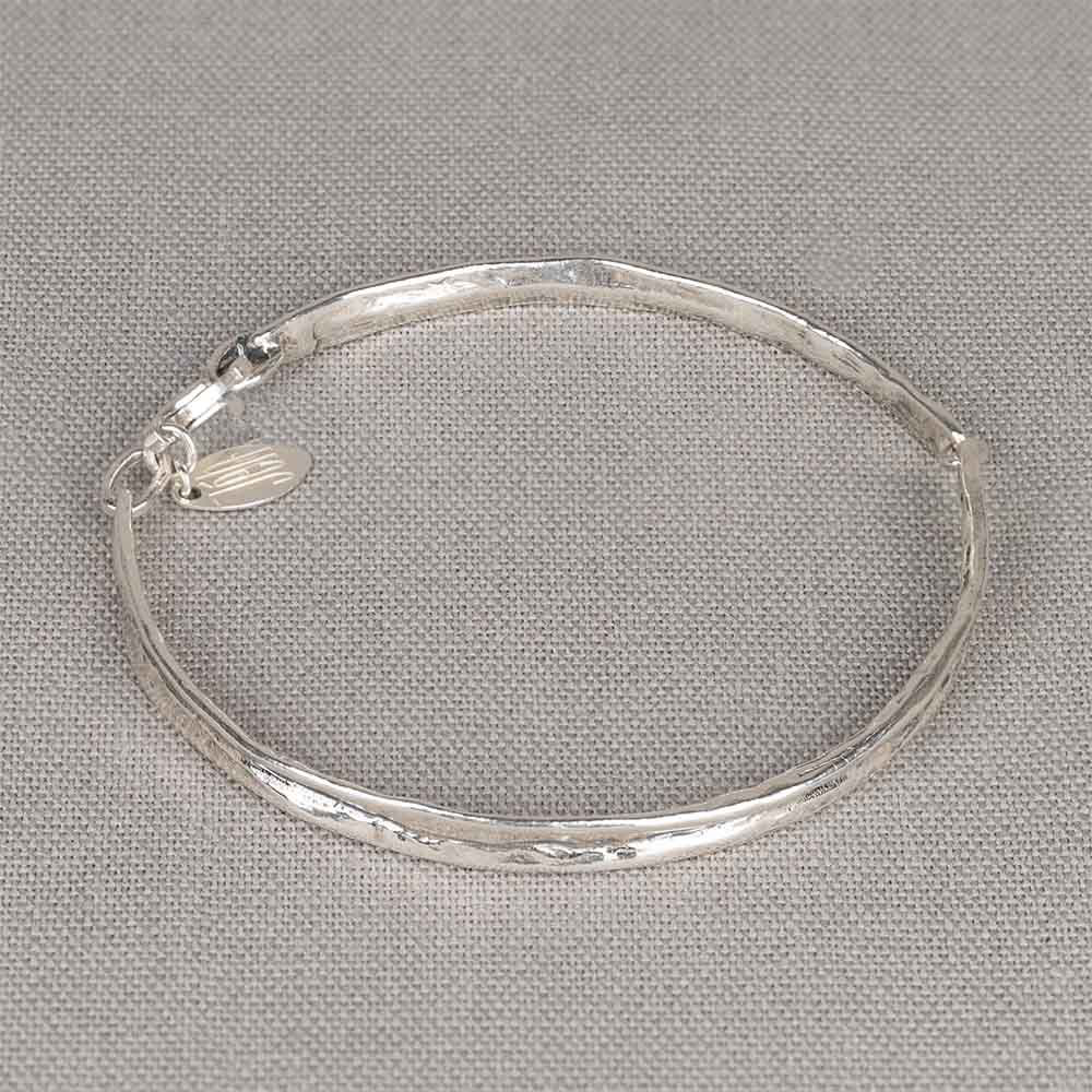 Een mooie armband gemaakt van 925 sterling zilver en geoxideerd zilver. Deze armband heeft een slotje, waardoor je hem gemakkelijk om kunt doen. Past een bangle armband niet over je pols? Dan is dit een perfecte oplossing! Deze armband is makkelijk te combineren met andere sieraden van het merk Jéh Jewels.