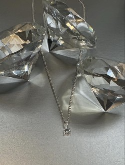 Dit product, modelnummer LABCS001-010, is een sterling zilveren hanger met een LABGROWN diamant van 0,10ct VVS. De hanger is zilverkleurig en gemaakt van 925 sterling zilver. Het past perfect bij elke ketting en voegt een elegante touch toe aan je look. Draag het als een verfijnd statement bij zowel formele als informele gelegenheden.