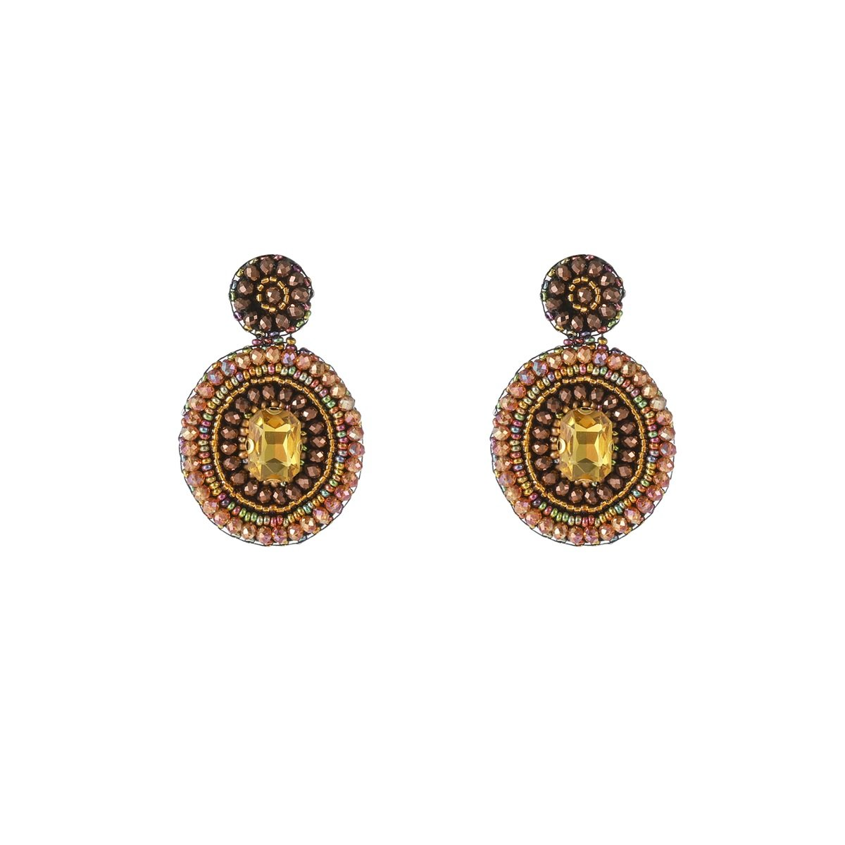 De Day & Eve oorstekers Big Stone Dangle - Brown, modelnummer E55169-3, zijn prachtige oorbellen met opvallende bruine stenen. Deze stijlvolle stud oorbellen zijn perfect voor elke gelegenheid en voegen een vleugje elegantie toe aan uw outfit. Draag ze met een simpele blouse of jurk voor een verfijnde look. Een must-have accessoire voor elke sieradenliefhebber!