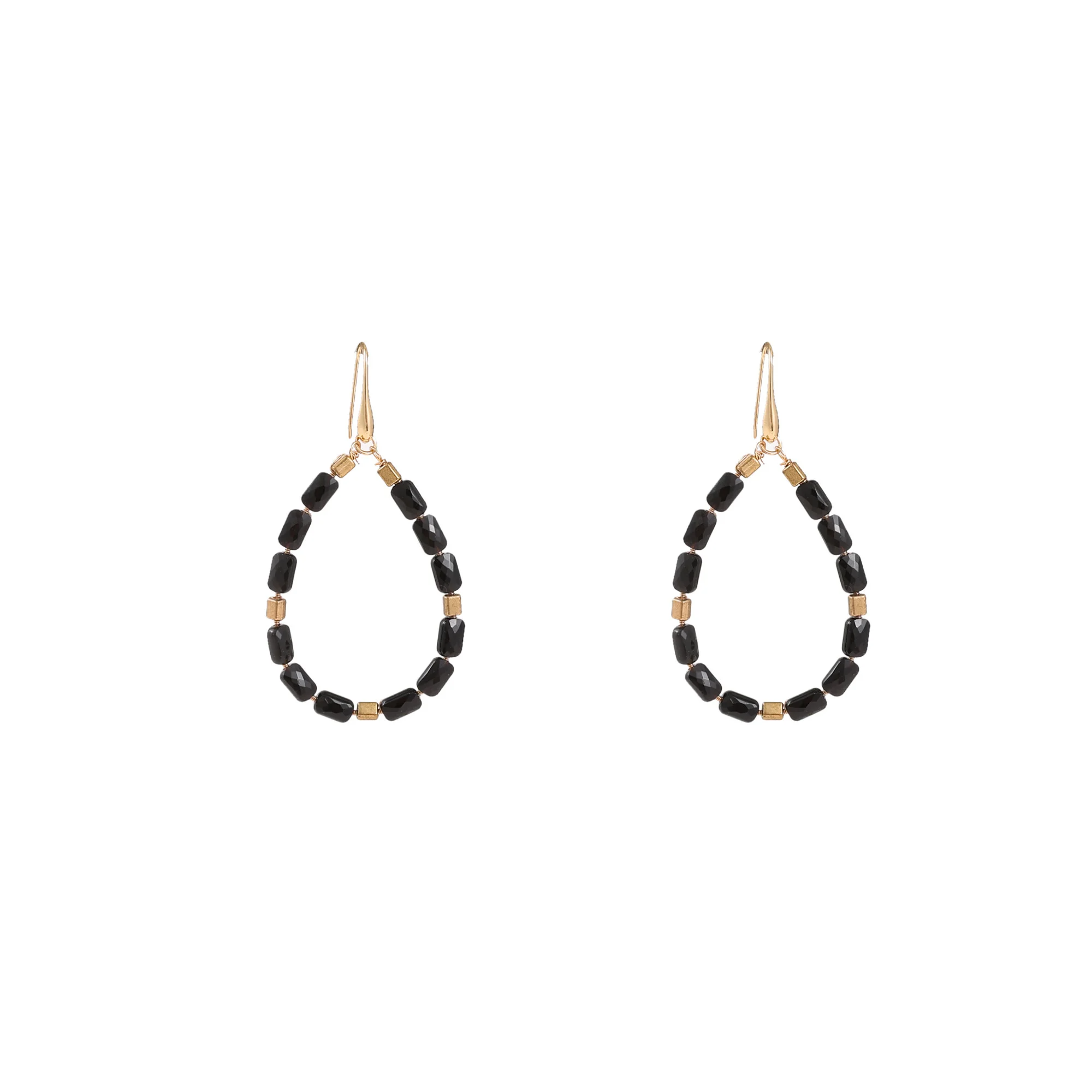 De Day & Eve oorstekers Big Bead Drop - 14K + Black E55220-1 zijn elegante studs met een opvallende zwarte kraal. Perfect voor iedere gelegenheid, deze stijlvolle oorstekers combineren verfijning met modern design. Draag ze solo voor een verfijnde look of combineer met andere sieraden voor een gedurfde statement-stijl.