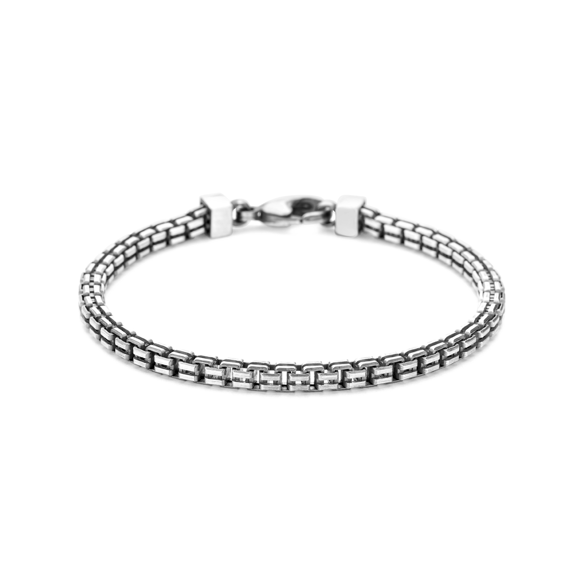 Geoxideerd 925 zilveren armband met een schakelbreedte van 4mm. De armband is uitgevoerd met een karabijn sluiting.