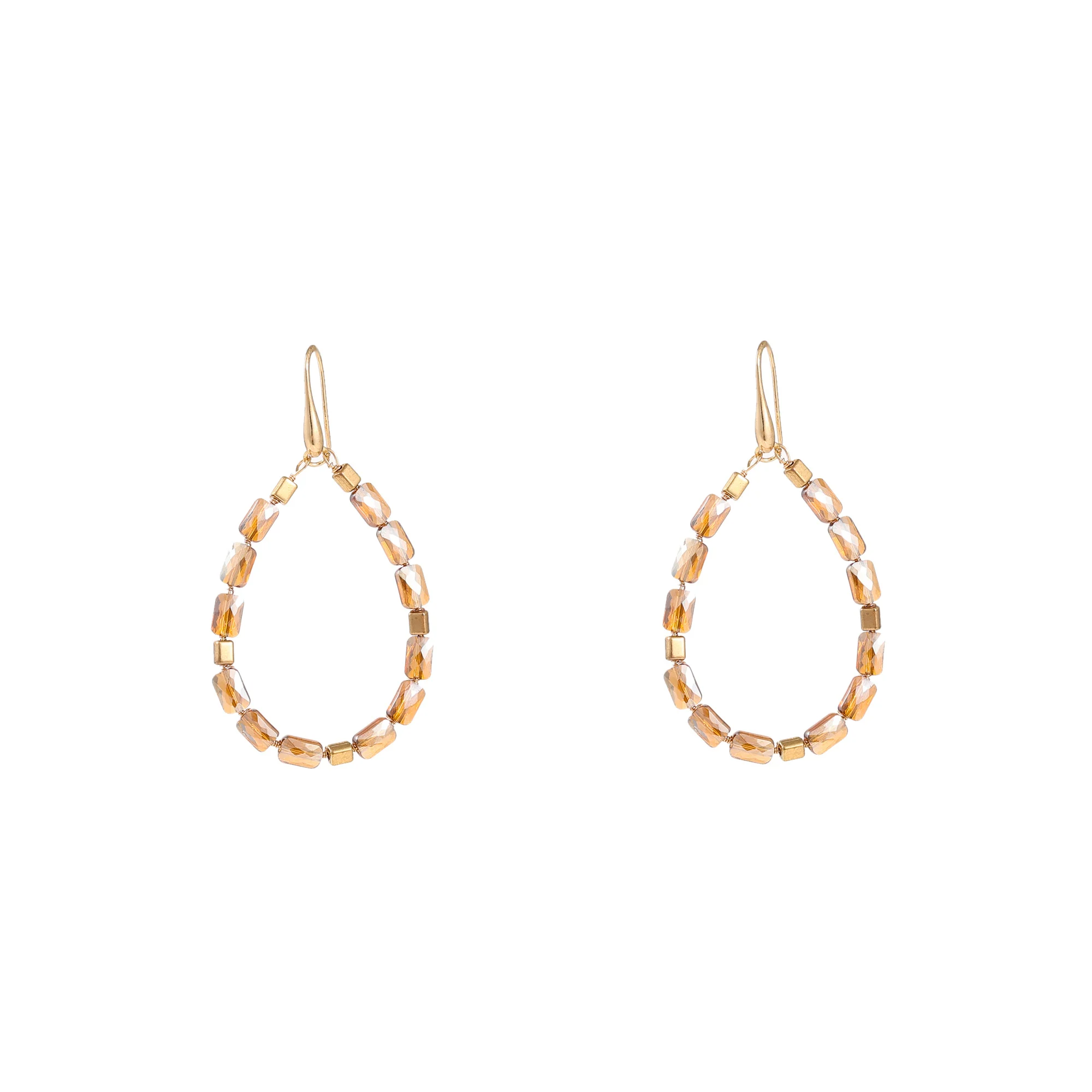 De Day & Eve oorstekers Big Bead Drop - 14K + Beige, modelnummer E55220-6, zijn stijlvolle stud oorbellen. Deze opvallende oorbellen hebben een grote beige kraal die elegantie en verfijning toevoegt aan elke outfit. Perfect voor zowel dagelijks gebruik als speciale gelegenheden. Draag ze met je favoriete jurk of een casual chique outfit voor een elegante uitstraling.