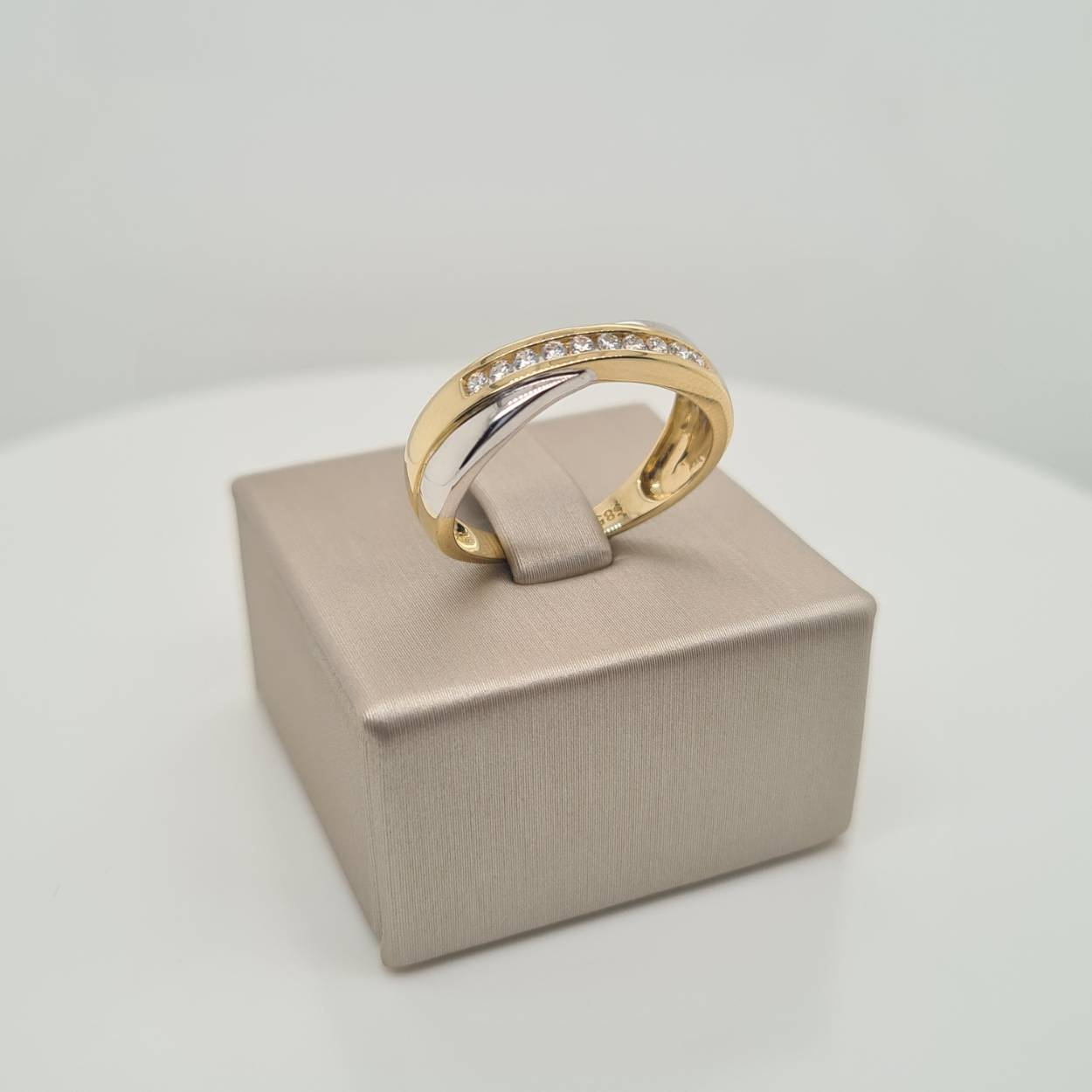 14krt geel- en witgouden ring met zirkonia. 

De maat van de ring is 58 (18.5). Heeft u een andere maat, neem dan gerust contact met ons op.