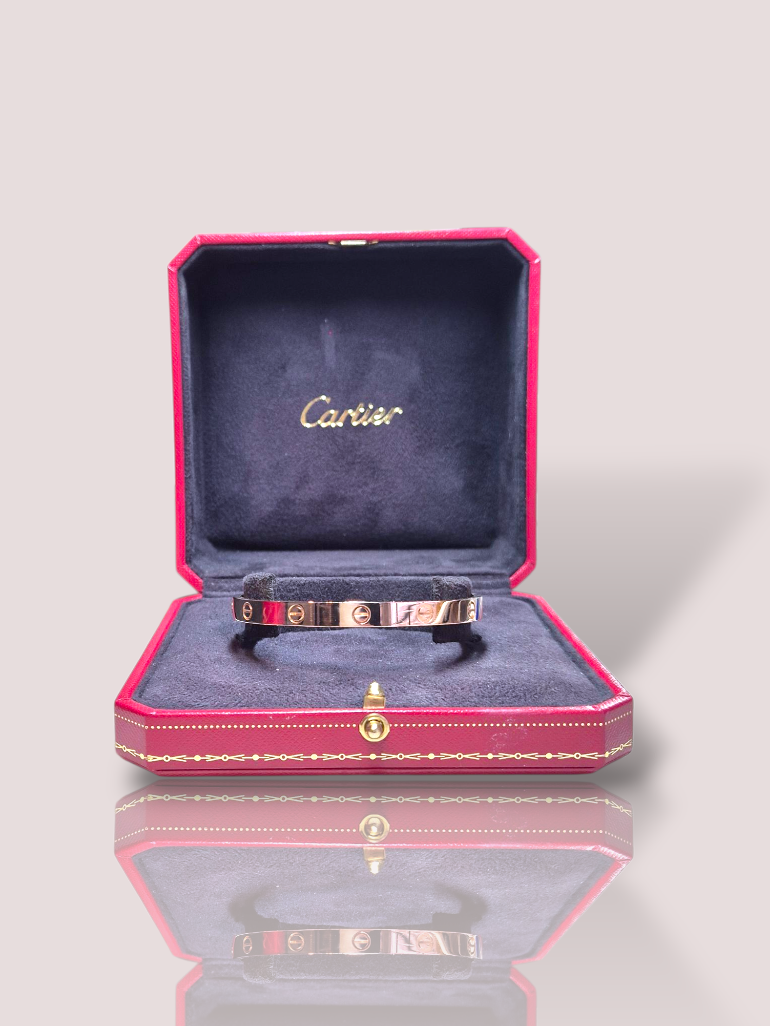 Deze Vintage 18k rosé gouden Love armband van Cartier,  is een iconisch juweel dat luxe en elegantie uitstraalt. Deze armband in maat 19, is perfect voor dagelijks gebruik of speciale gelegenheden. Draag hem solo voor een elegante uitstraling of stapel met andere armbanden voor een gedurfde look. Een tijdloos stuk dat elke stijl complimenteert.

De armband komt met de originele papieren, maar zonder de schroevendraaier.