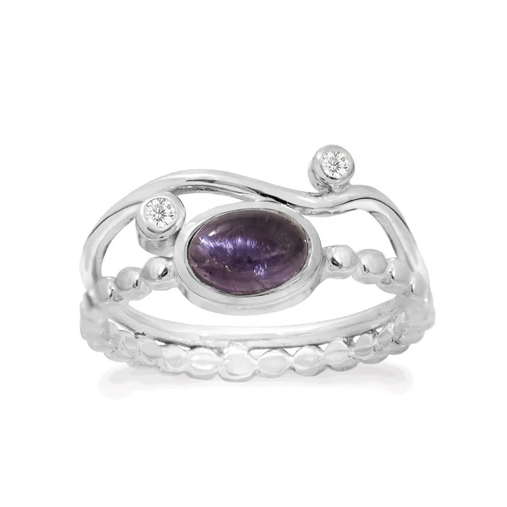 Deze sterling zilveren ring bevat een 7 x 5 mm ioliet, een 2 mm ronde blauwe topaas en een 1,5 mm zirkonia.