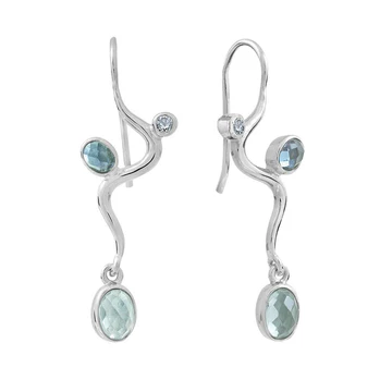 Deze sterling zilveren oorbellen hebben elk een 6 x 4 mm blauwe kwarts, een 4 x 3 mm blauwe topaas en een 2 mm ronde blauwe topaas.