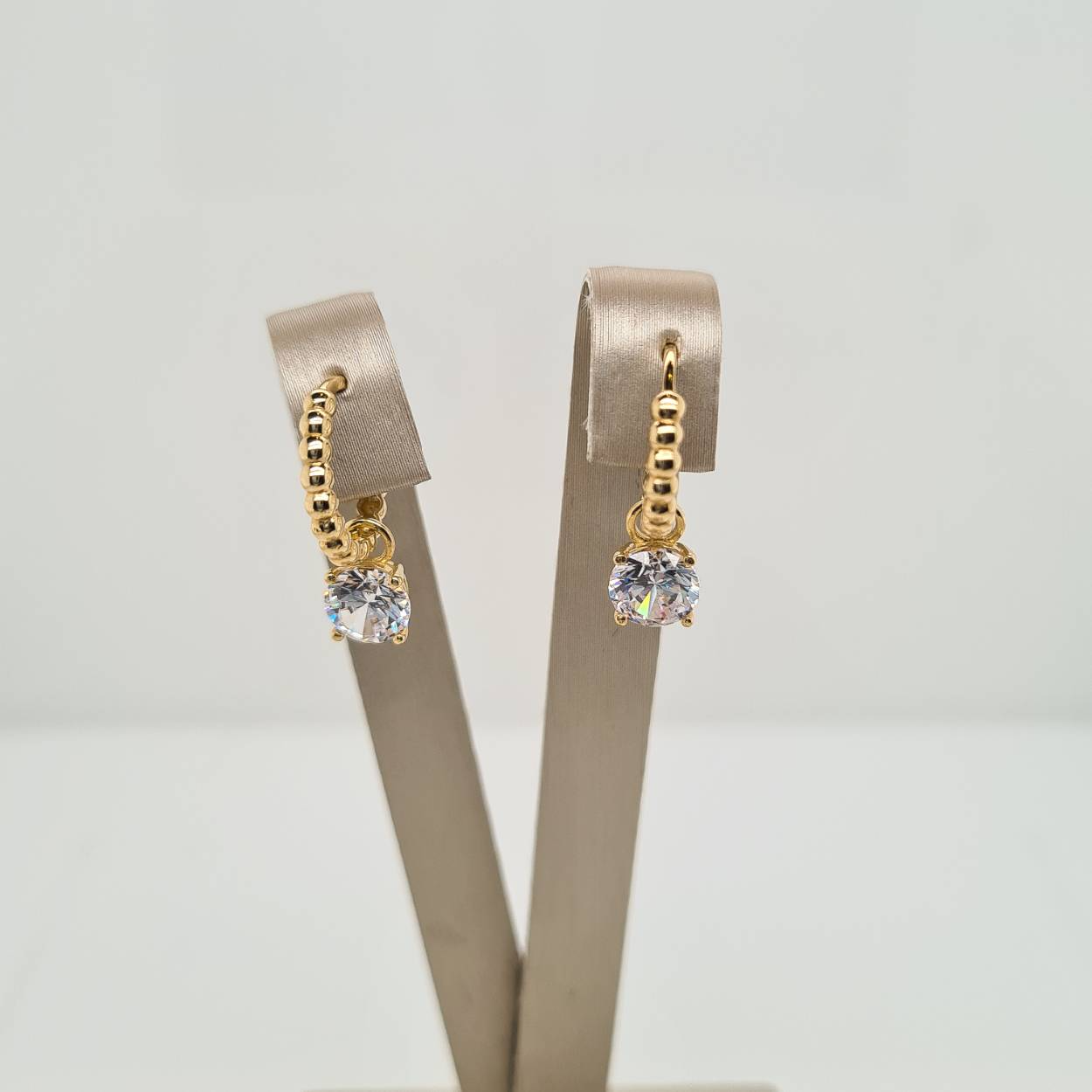 14k Geelgouden klapoorringen uitgevoerd met bolletjes. De oorringen hebben een afmeting van 13.5x2mm. De oorringen zijn exclusief de hangers. 