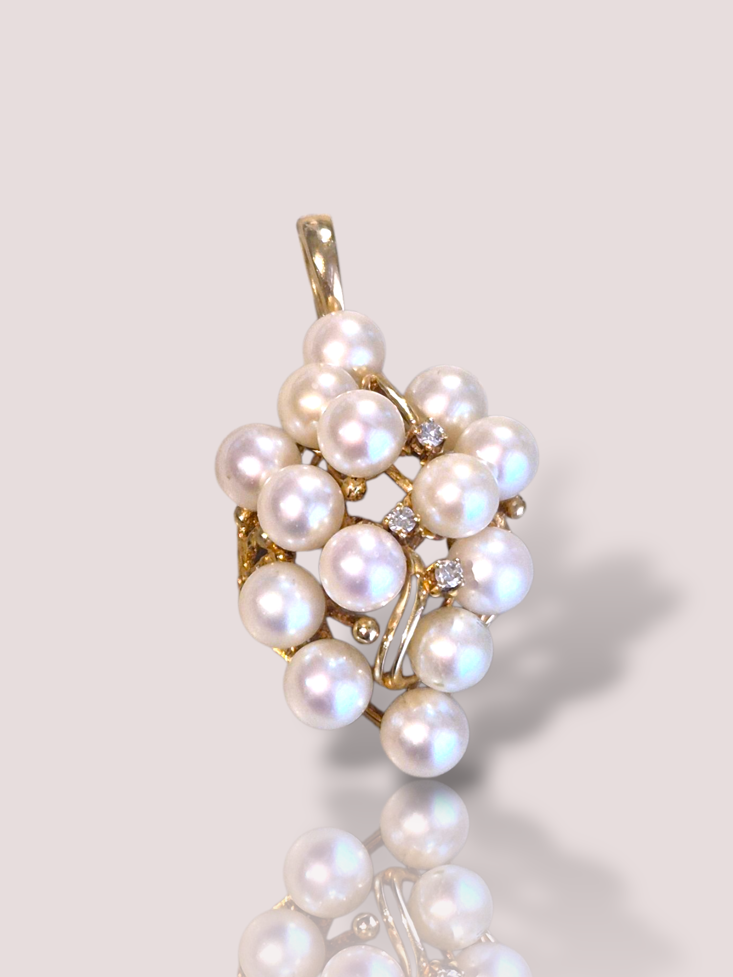De Vintage 14k geel gouden hanger met parels en briljant geslepen diamant, modelnummer 60023900, is een verfijnde toevoeging aan elke sieradencollectie. Draag deze elegante hanger aan een fijne ketting om de subtiele schoonheid van de parels en de schittering van de diamant te benadrukken. Perfect voor speciale gelegenheden en dagelijks raffinement.