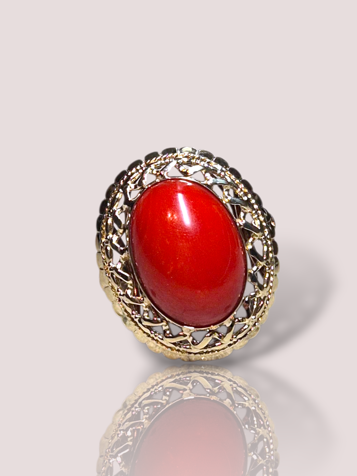 Deze Vintage 14k geel gouden ring met koraal, is een uniek sieraad met een opvallende koraalsteen. Ideaal voor een elegante uitstraling bij zowel formele als casual gelegenheden. Draag het als een statementstuk op je rechterhand voor extra flair. Een tijdloze toevoeging aan elke sieradencollectie. Perfect voor elke gelegenheid!