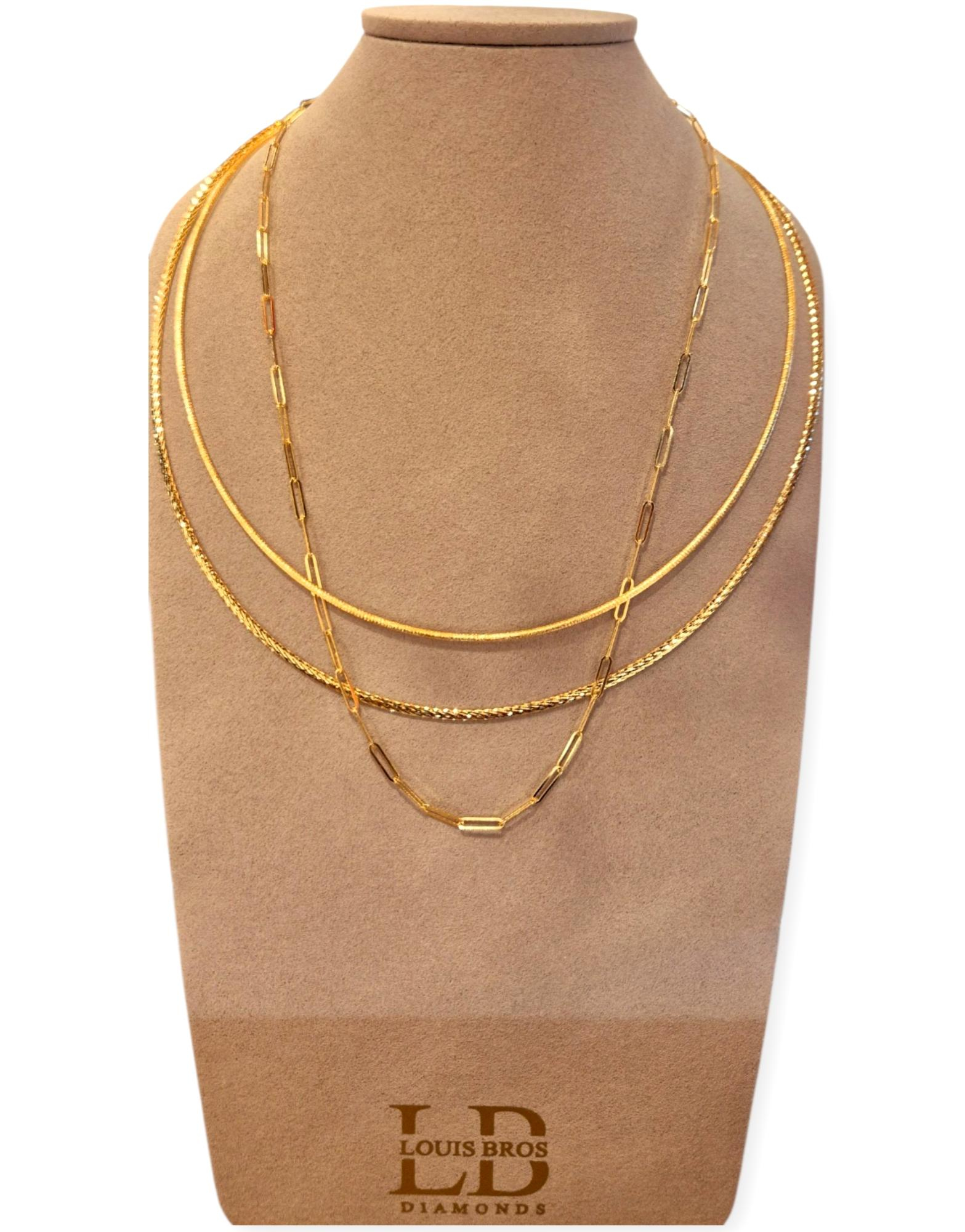 Dit verfijnde omega collier (14.20 gr) is een absolute blikvanger en straalt pure elegantie uit. Vervaardigd uit 14 karaat geel goud, combineert het collier klassieke luxe met een eigentijdse uitstraling. Het bijzondere ontwerp bestaat uit verschillende schakels en lijnen die harmonieus samenkomen en een speels maar toch stijlvol geheel vormen.

De combinatie van strakke omega lijnen, fijn bewerkte schakels en moderne rechthoekige schakels maakt dit collier uniek in zijn soort. Perfect om solo te dragen als statement piece, maar ook prachtig te combineren met andere sieraden voor een gelaagde look.

Met zijn subtiele glans en bijzondere ontwerpen is dit collier niet alleen een sieraad, maar een tijdloos kunstwerk dat elke outfit naar een hoger niveau tilt.

Materiaal: 14 karaat geel goud
Stijl: Omega collier met bijzondere schakels
Uitstraling: Elegant, modern & tijdloos