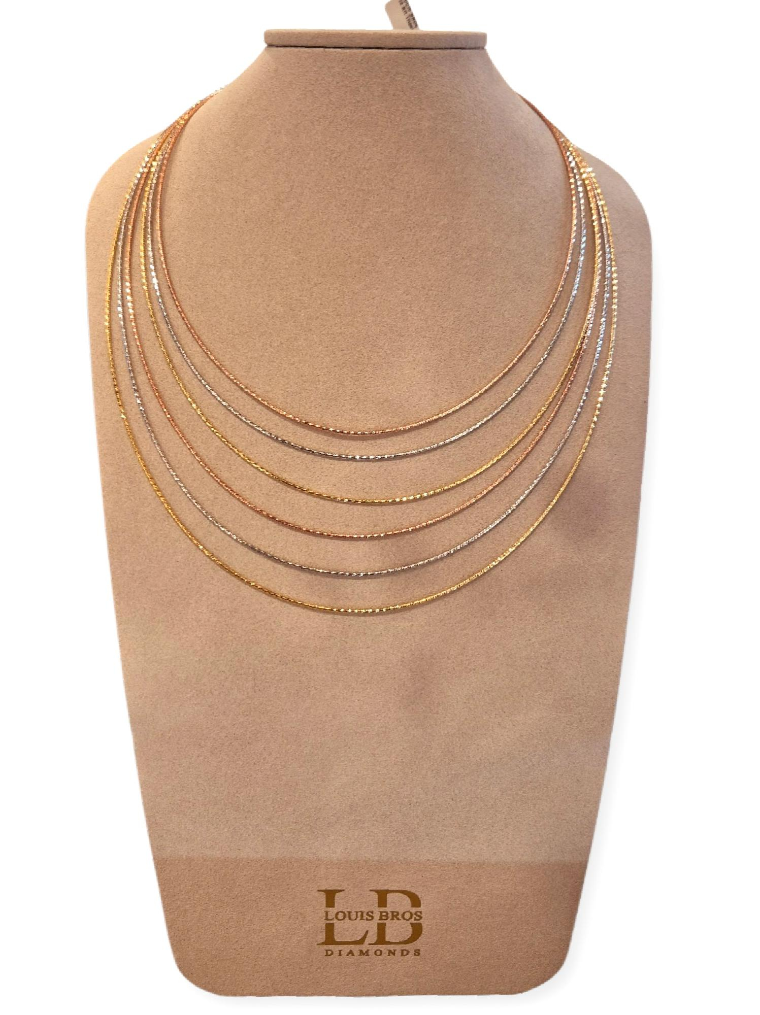 Dit schitterende omega collier (26.76 gr) is een echte eyecatcher en straalt tijdloze elegantie uit. Vervaardigd uit 14 karaat tricolor goud – geel, wit en roségoud – vormt het een harmonieus samenspel van kleuren dat elke outfit een luxueuze uitstraling geeft.

Het bijzondere ontwerp bestaat uit meerdere verfijnde lijnen die sierlijk over elkaar vallen, waardoor het collier een gelaagd en speels effect creëert. De combinatie van de drie goudtinten maakt dit sieraad veelzijdig en perfect te combineren met andere juwelen in zowel wit-, geel- als roségoud.

Of je het nu draagt bij een chique gelegenheid of als stijlvol statement in het dagelijks leven, dit collier is een uniek kunstwerk van vakmanschap dat gegarandeerd alle aandacht trekt.

Materiaal: 14 karaat geel-, wit- en roségoud
Stijl: Omega collier met gelaagd ontwerp
Uitstraling: Elegant, modern & veelzijdig