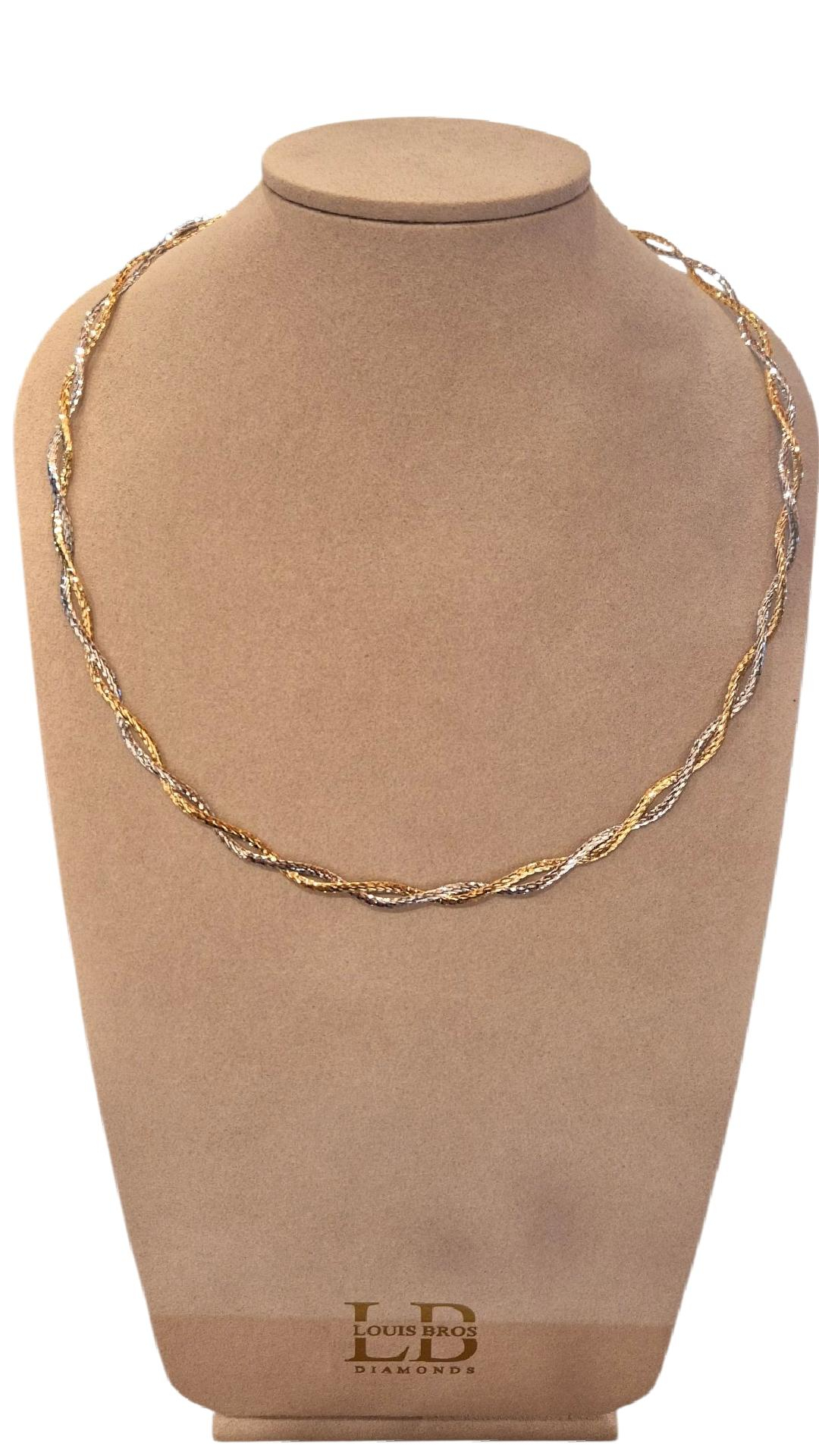 Dit bijzondere omega collier is een waar pronkstuk, vervaardigd uit 14 karaat bicolor goud (15.58 gr). Het collier heeft een uniek en veelzijdig ontwerp: dubbelzijdig draagbaar. Aan de ene zijde straalt het een klassieke elegantie uit met een gladde, strakke afwerking, terwijl de andere zijde juist verfijnd en speels oogt door de subtiel bewerkte structuur.

De combinatie van geel- en witgoud geeft dit collier een chique uitstraling die moeiteloos bij elke stijl en gelegenheid past. Dankzij het slimme ontwerp draag je eigenlijk twee colliers in één – ideaal voor wie houdt van variatie en tijdloze klasse.

Of je het nu draagt bij een formele gelegenheid of als stijlvolle eyecatcher bij een alledaagse outfit, dit omega collier is een veelzijdig meesterwerk dat luxe en verfijning perfect samenbrengt.

Materiaal: 14 karaat geel- en witgoud
Stijl: Omega collier, dubbelzijdig draagbaar
Details: Eén zijde glad, één zijde bewerkt
Uitstraling: Elegant, veelzijdig & tijdloos