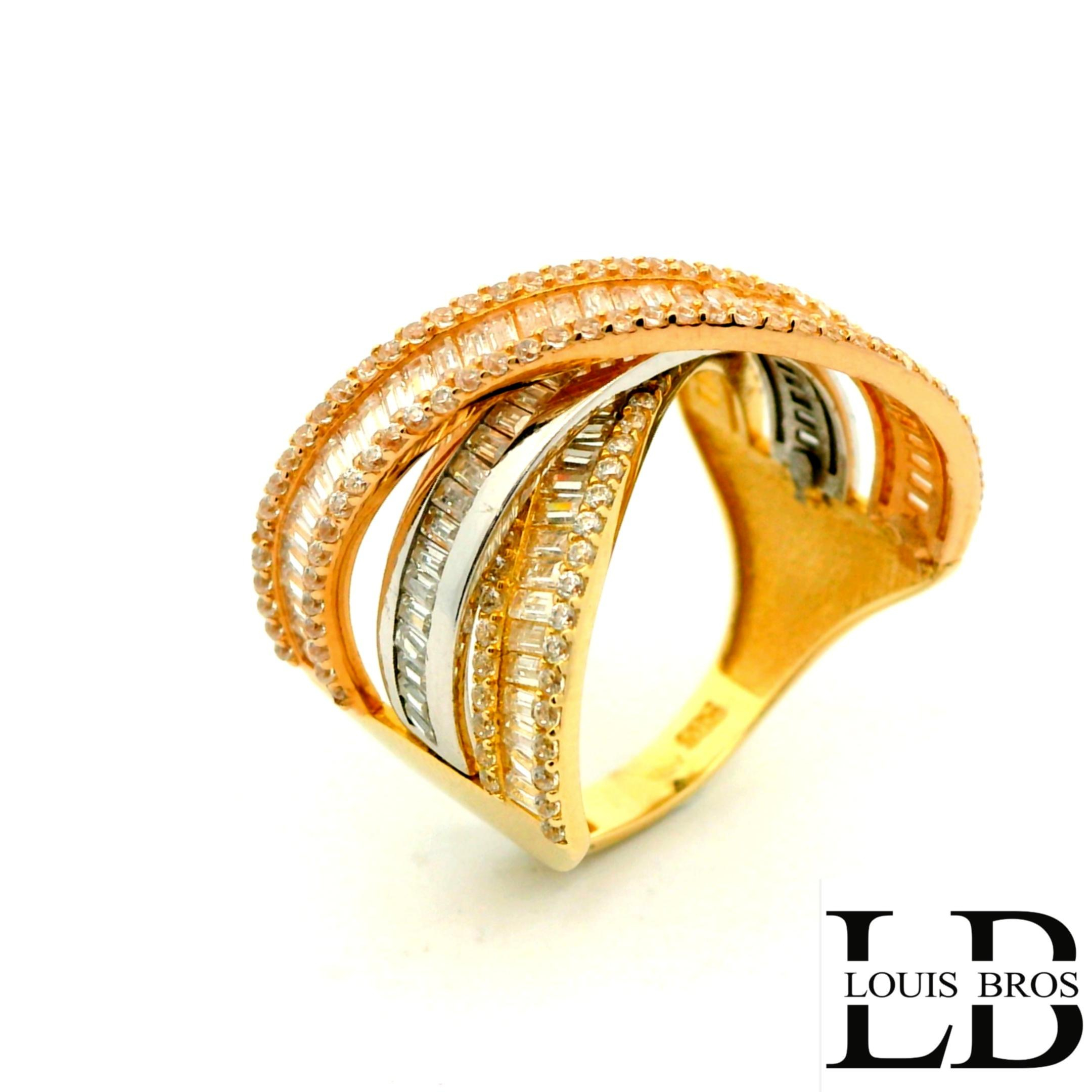 Deze schitterende ring is vervaardigd uit 14 karaat tricolor goud (5.85 gr), waarbij geel-, wit- en rosegoud op elegante wijze samenkomen. Het speelse kleurenspel geeft de ring een unieke en luxe uitstraling. De ring is verder verrijkt met fonkelende zirkonia’s, die zorgen voor een sprankelende schittering bij iedere beweging.

Een tijdloos en stijlvol sieraad dat perfect is voor dagelijks gebruik, maar ook bijzonder mooi bij feestelijke gelegenheden. Dankzij de combinatie van drie goudkleuren laat de ring zich makkelijk combineren met andere sieraden.

 Materiaal: 14 karaat goud (tricolor: geel, wit & rosé)
 Steen: Zirkonia
 Stijl: Elegant, luxe en veelzijdig.
De ring is verkrijgbaar in meerdere afmetingen.