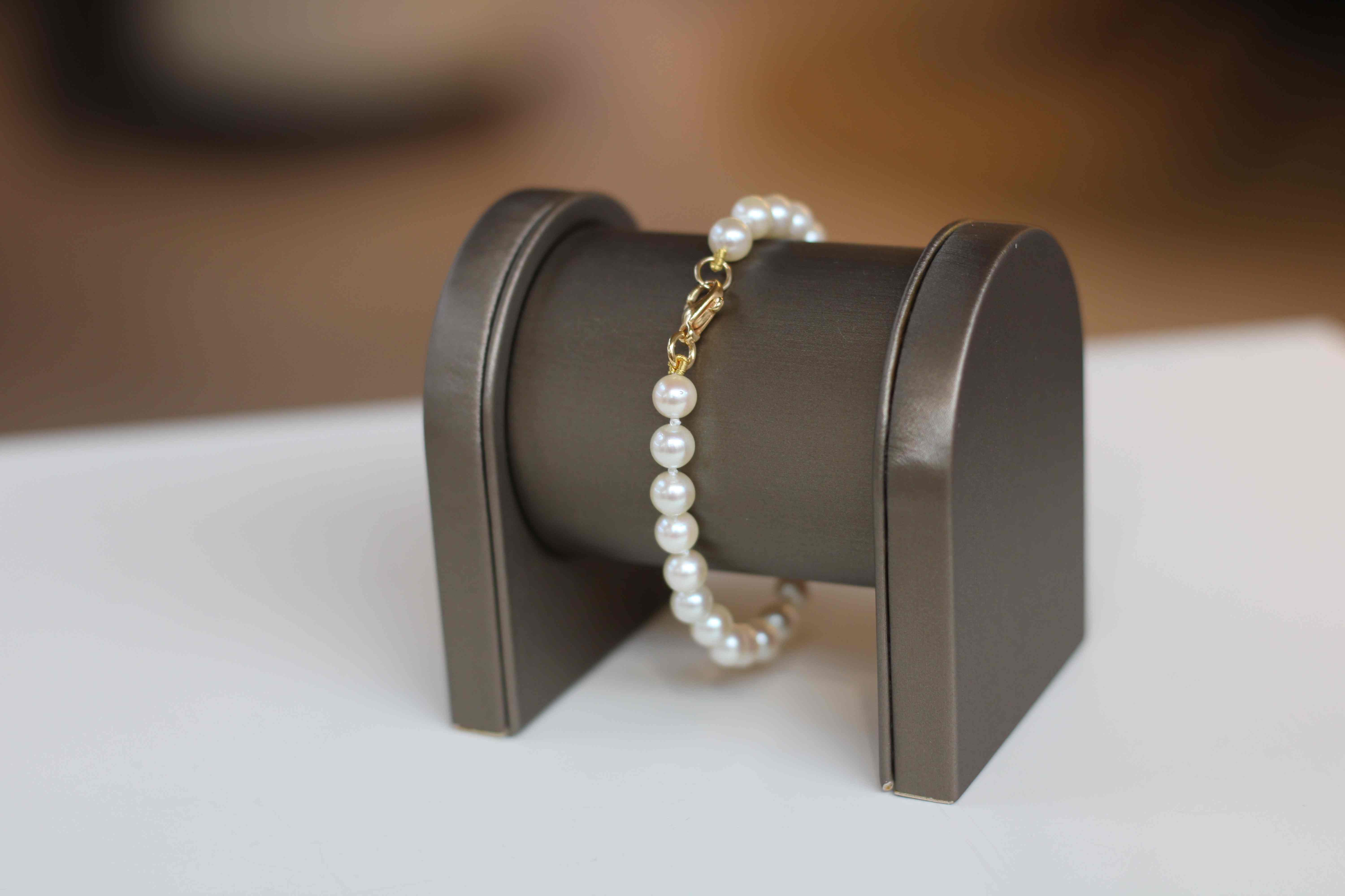 Cultive parel (6mm) armband met vergulde sluiting van 19cm