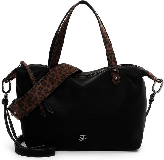 SURI FREY SFY Sammy Shopper – Grote Dames Tas met Panterprint en Echt Leer Look

Laat jouw persoonlijkheid stralen met de SFY Sammy Shopper van het populaire merk SURI FREY. Deze stijlvolle en praktische dames tas is de perfecte metgezel voor elke dag – of je nu naar je werk gaat, een dagje uit plant of lekker gaat shoppen met vriendinnen.

Waarom kiezen voor de SFY Sammy Shopper?

✅ Trendy en uniek design
Met de chique panterprint, een speelse applicatie met een enkele letter en de verfijnde echt leer look, is deze shopper een echte eyecatcher. Perfect voor vrouwen die houden van een gedurfde, maar elegante stijl.

✅ Ruimte en organisatie
De tas beschikt over een ruim hoofdvak, een middenwand met ritssluiting voor extra veiligheid, een binnenvak én een achtervak met rits. Alles wat je nodig hebt, past moeiteloos in deze grote handtas.

✅ Comfort en veelzijdigheid
Gemaakt van zacht, lichtgewicht synthetisch materiaal (polyurethaan en polyester), is de tas comfortabel te dragen. Dankzij de dubbele handvatten en de afneembare, verstelbare schouderriem draag je deze tas zoals jij dat wilt – in de hand of over de schouder.

✅ Praktisch en stijlvol
De tas is niet waterafstotend, maar wel ideaal voor dagelijks gebruik in het herfst- en winterseizoen. Met een gewicht van slechts 0,45 kg is hij licht genoeg voor dagelijks comfort, zonder in te leveren op stijl.

Productdetails

Merk: SURI FREY

Lijn: SFY Sammy SC

Type tas: Shopper

Afmetingen (HxBxD): 24 x 28 x 15 cm

Materiaal buitenkant: Polyurethaan

Binnenvoering: Polyester

Kleur hardware: Bruin

Sluiting: Ritssluiting

Patroon: Panterprint

Draagopties: Handvat & verstelbare schouderriem (afneembaar)

Aantal vakken: 1 hoofdvak met middenwand, binnenvak, achtervak

Laptopvak: Niet geschikt voor laptops

Gewicht: 0.45 kg

Seizoen: Herfst/Winter

Stijlvolle Shopper voor de Moderne Vrouw

Of je nu op zoek bent naar een grote shopper voor werk, een trendy damestas met panterprint, of een veelzijdige handtas voor dagelijks gebruik, de SURI FREY SFY Sammy biedt het allemaal. Combineer gemak met mode en straal zelfvertrouwen uit – elke dag opnieuw.