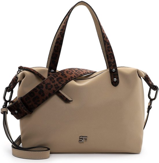 SURI FREY SFY Sammy Shopper – Grote Dames Tas met Panterprint en Echt Leer Look

Laat jouw persoonlijkheid stralen met de SFY Sammy Shopper van het populaire merk SURI FREY. Deze stijlvolle en praktische dames tas is de perfecte metgezel voor elke dag – of je nu naar je werk gaat, een dagje uit plant of lekker gaat shoppen met vriendinnen.

Waarom kiezen voor de SFY Sammy Shopper?

✅ Trendy en uniek design
Met de chique panterprint, een speelse applicatie met een enkele letter en de verfijnde echt leer look, is deze shopper een echte eyecatcher. Perfect voor vrouwen die houden van een gedurfde, maar elegante stijl.

✅ Ruimte en organisatie
De tas beschikt over een ruim hoofdvak, een middenwand met ritssluiting voor extra veiligheid, een binnenvak én een achtervak met rits. Alles wat je nodig hebt, past moeiteloos in deze grote handtas.

✅ Comfort en veelzijdigheid
Gemaakt van zacht, lichtgewicht synthetisch materiaal (polyurethaan en polyester), is de tas comfortabel te dragen. Dankzij de dubbele handvatten en de afneembare, verstelbare schouderriem draag je deze tas zoals jij dat wilt – in de hand of over de schouder.

✅ Praktisch en stijlvol
De tas is niet waterafstotend, maar wel ideaal voor dagelijks gebruik in het herfst- en winterseizoen. Met een gewicht van slechts 0,45 kg is hij licht genoeg voor dagelijks comfort, zonder in te leveren op stijl.

Productdetails

Merk: SURI FREY

Lijn: SFY Sammy SC

Type tas: Shopper

Afmetingen (HxBxD): 24 x 28 x 15 cm

Materiaal buitenkant: Polyurethaan

Binnenvoering: Polyester

Kleur hardware: Bruin

Sluiting: Ritssluiting

Patroon: Panterprint

Draagopties: Handvat & verstelbare schouderriem (afneembaar)

Aantal vakken: 1 hoofdvak met middenwand, binnenvak, achtervak

Laptopvak: Niet geschikt voor laptops

Gewicht: 0.45 kg

Seizoen: Herfst/Winter

Stijlvolle Shopper voor de Moderne Vrouw

Of je nu op zoek bent naar een grote shopper voor werk, een trendy damestas met panterprint, of een veelzijdige handtas voor dagelijks gebruik, de SURI FREY SFY Sammy biedt het allemaal. Combineer gemak met mode en straal zelfvertrouwen uit – elke dag opnieuw.