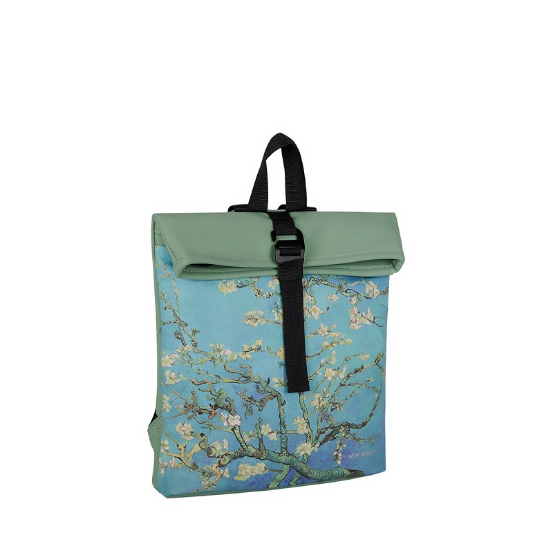 New Rebels Mart Arts Rolltop Rugzak Mini – Los Angeles Allmond Blossoms – Mint Blue

Op zoek naar een compacte, stijlvolle én functionele rugtas? De Mart Arts Los Angeles Allmond Blossoms Rolltop Backpack Mini van New Rebels is dé perfecte keuze voor dames die houden van een frisse look en praktisch design. In een prachtige mint blauwe kleur en met een speels bloemenpatroon, is deze rolltop rugzak een echte eyecatcher – ideaal voor dagelijks gebruik of een dagje uit.

Waarom kiezen voor deze mini rolltop rugzak?

 Compact en praktisch
Met afmetingen van 27 x 8 x 33 cm is deze rugtas klein van formaat, maar verrassend ruim van binnen. Perfect voor je dagelijkse essentials zoals je portemonnee, telefoon, flesje water en make-up.

 Vegan & stijlvol materiaal
Gemaakt van 100% PU (polyurethaan) – een hoogwaardig en duurzaam alternatief voor leer – heeft deze tas een luxe uitstraling zonder dierlijke materialen.

 Uniek design met bloemenprint
De subtiele Allmond Blossoms print zorgt voor een zachte, vrouwelijke touch. De mintblauwe kleur maakt deze rugtas perfect voor elk seizoen.

 Rolltop sluiting voor extra veiligheid
De rolltop sluiting met gespsluiting zorgt niet alleen voor een moderne uitstraling, maar ook voor extra veiligheid van je spullen.

Productdetails

Merk: New Rebels

Lijn: Mart Arts – Los Angeles

Model: Allmond Blossoms Rolltop Backpack Mini

Kleur: Mint Blue (kleurcode 67)

Afmetingen: 27 x 8 x 33 cm

Materiaal: 100% PU (vegan leer)

Land van herkomst: China

Sluiting: Rolltop met gesp

Doelgroep: Dames / tieners / fashionliefhebbers

Gebruik: Dagelijks, casual, stad, licht reizen

Stijlvol, duurzaam en verrassend ruim

Of je nu op pad gaat in de stad, een terrasje pakt met vriendinnen of een museum bezoekt – met de New Rebels mini rolltop rugzak ben je altijd stijlvol onderweg. Het lichte gewicht en het duurzame materiaal maken deze tas een must-have voor modebewuste vrouwen die kiezen voor comfort én uitstraling.

 Verkrijgbaar bij Lederzaak.nl – jouw specialist in modieuze en functionele tassen!