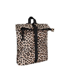 New Rebels Rolltop Rugzak Mini – Leopard Print – Stijlvolle Dames Rugzak van PU Leer

Laat je persoonlijkheid spreken met deze opvallende New Rebels Rolltop Rugzak Mini in leopard print. Compact, modieus en functioneel: deze dames rugzak is dé perfecte combinatie van stijl en gemak. Ideaal voor dagelijks gebruik, een dagje uit of een citytrip.

Waarom deze leopard print rugzak een must-have is:

 Trendy leopard print design
De populaire panterprint geeft deze rugzak een modieuze en stoere uitstraling. Een absolute eyecatcher die elke outfit direct een boost geeft.

 Compact, maar verrassend ruim
Met een formaat van 27 x 8 x 33 cm biedt deze mini rugzak voldoende ruimte voor je dagelijkse essentials zoals portemonnee, telefoon, sleutels en meer.

 Vegan & duurzaam materiaal
Gemaakt van 100% PU (polyurethaan), een hoogwaardig alternatief voor leer. Zacht, soepel, sterk én volledig vrij van dierlijke materialen.

 Veilige rolltop sluiting met gesp
De praktische rolltop beschermt je spullen en geeft de tas een unieke, eigentijdse uitstraling. Perfect voor onderweg.

Productspecificaties

Merk: New Rebels

Model: Rolltop Backpack Mini

Kleur: Leopard / Panterprint

Kleurcode: 58

Afmetingen: 27 x 8 x 33 cm

Materiaal buitenkant: 100% PU (vegan leer)

Materiaal binnenvoering: Polyester

Land van herkomst: China

Gewicht: ca. 0,45 kg

Sluiting: Rolltop met gesp

Draagopties: Rugtas met verstelbare schouderbanden

Laptopvak: Niet geschikt voor laptop

Voor de modebewuste vrouw die comfort én stijl zoekt

Of je nu gaat shoppen, naar school fietst of een citytrip maakt – deze leopard print rugzak van New Rebels is jouw betrouwbare én stijlvolle metgezel. Lichtgewicht, functioneel en fashionable: de perfecte mix voor elke moderne vrouw.

 Verkrijgbaar bij Lederzaak.nl – jouw specialist in stijlvolle en functionele rugzakken!