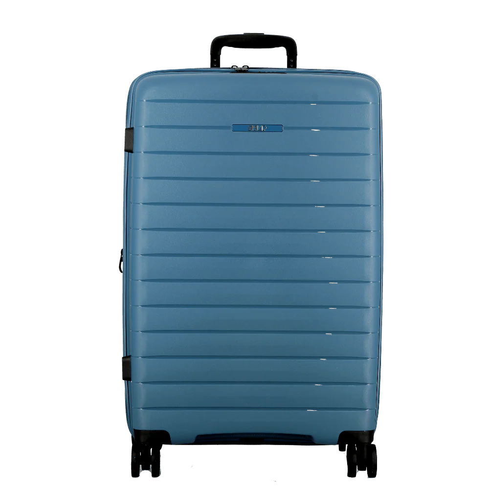 Jump Striper 68cm Koffer – Blauw – Ruime en Stijlvolle Reiskoffer met 4 Wielen

Reis stijlvol én georganiseerd met de Jump Striper 68cm in Blue. Deze moderne, middelgrote reiskoffer combineert gebruiksgemak met een strak design. Met een ruim hoofdcompartiment, praktische opbergmogelijkheden en soepele wielen is deze koffer de perfecte metgezel voor vakanties, citytrips of zakenreizen.

Kenmerken van de Jump Striper 68cm Blue:

 Ruim hoofdvak met inpakriemen
Houd je bagage netjes op z’n plaats dankzij de verstelbare inpakriemen. Het extra gesloten ritsvak is ideaal voor het scheiden van kleding, schoenen of accessoires.

 Vier multidirectionele wielen
Voorzien van 4 360° draaibare wielen, waardoor je de koffer moeiteloos in elke richting kunt verplaatsen – soepel, stil en zonder gedoe.

 Uitschuifbare trekstang & stevig handvat
De telescopische trekstang maakt het gemakkelijk om de koffer comfortabel met je mee te rollen. Daarnaast is hij voorzien van een stevig handvat voor tillen op korte afstand.

 Lichtgewicht & uitbreidbaar
Met een gewicht van slechts 3,5 kg en een inhoud van 64 tot 74 liter dankzij de uitbreidbare diepte, biedt deze blauwe koffer veel ruimte zonder zwaar te zijn.

Productdetails

Merk: Jump

Model: Striper

Kleur: Blue (Blauw)

Afmetingen: 68 x 43 x 25/29 cm

Inhoud: 64 – 74 liter

Gewicht: 3,5 kg

Wielen: 4 multidirectioneel roterende wielen

Sluiting: Rits

Trekstang: Uitschuifbaar, met verstelbare standen

Materiaal: Duurzaam en lichtgewicht hard materiaal

Gebruik: Ideaal voor vakanties, stedentrips en korte reizen

Waarom kiezen voor de Jump Striper Blue 68cm?

Met zijn functionele indeling, lichtgewicht ontwerp en comfortabele wendbaarheid is deze middelgrote blauwe koffer een betrouwbare keuze voor elke reiziger. De elegante blauwe kleur geeft een frisse uitstraling op het vliegveld of op het station.

 Bestel de Jump Striper 68cm Blue vandaag nog bij Lederzaak.nl – jouw specialist in reisbagage en koffers met stijl.