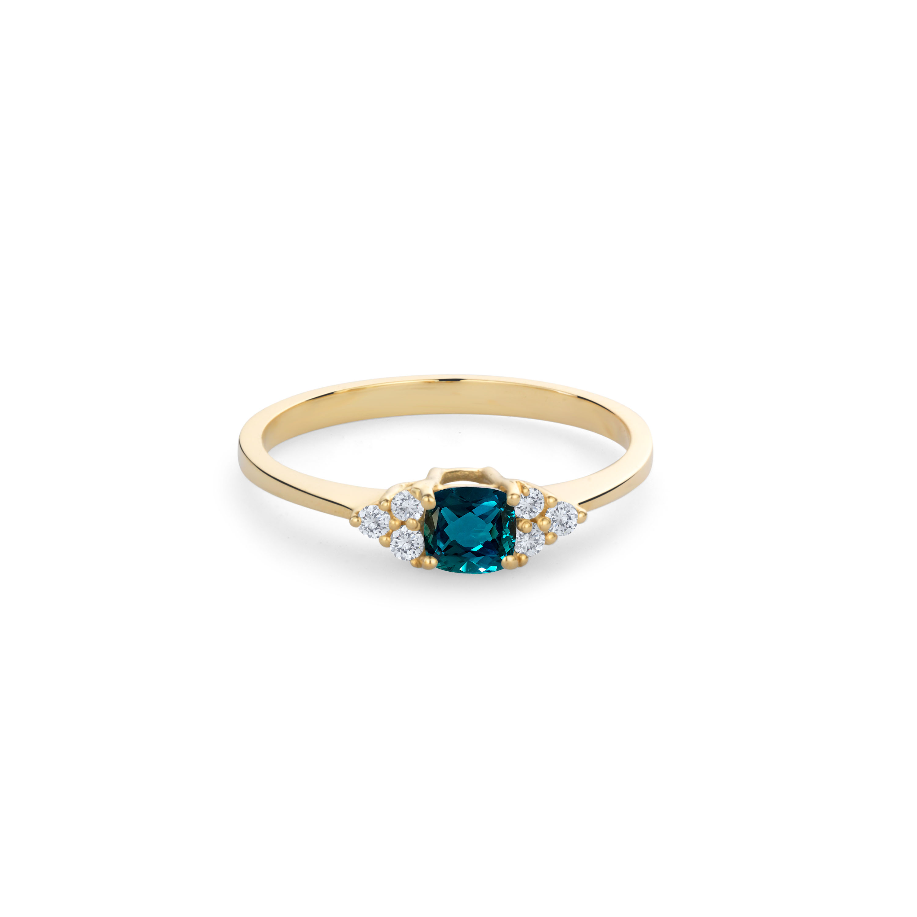 De ring Hannah is gemaakt van 14krt geel goud. 
een elegante ring met prachtige Cushion geslepen London blauwe topaas en 6 diamantjes. Het is perfect om elke dag te dragen of voor speciale gelegenheden om een vleugje verfijning toe te voegen. 