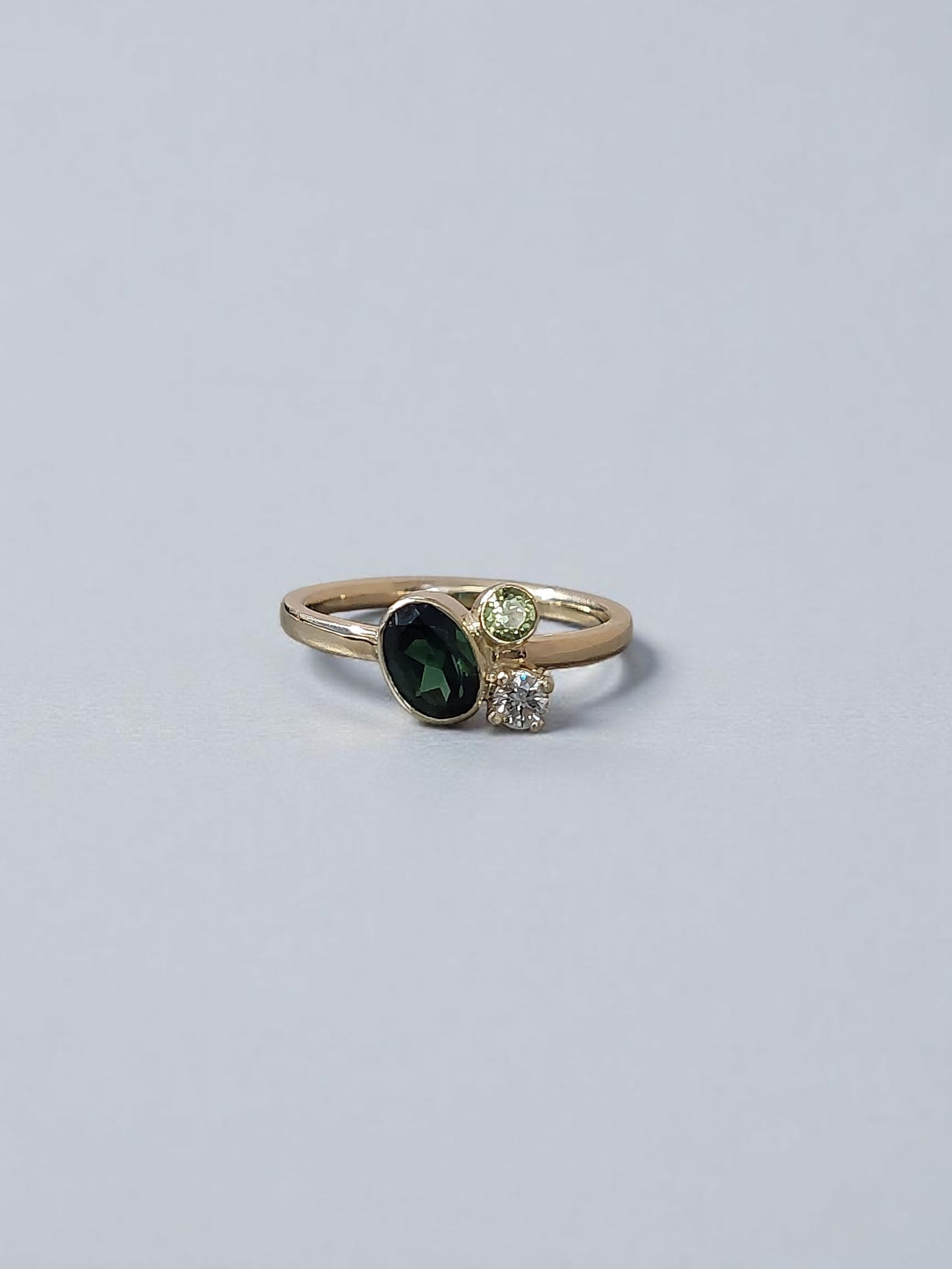 14kt gouden ring met drie kleurstenen, Diamant, Peridot en Toermalijn