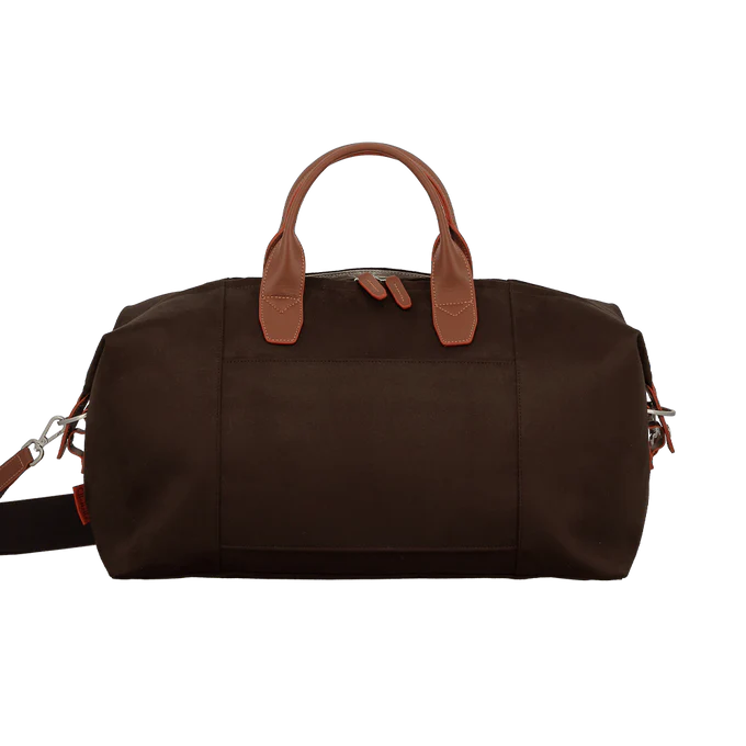 Luxe Reistas 24L – Duurzaam, Lichtgewicht en Stijlvol Afgwerkt met Echt Leer

Ben je op zoek naar een compacte maar robuuste reistas voor korte trips, sport of dagelijks gebruik? Deze Luxe Reistas van 24 liter is een perfecte combinatie van stijl, functionaliteit en kwaliteit. Gemaakt van supersterk polyester met een zachte velours-touch, en afgewerkt met garnituren van volnerfleer, straalt deze tas klasse en duurzaamheid uit.

Met een gewicht van slechts 1 kg is de tas bijzonder licht, terwijl de stevige materialen zorgen voor optimale bescherming van je spullen. De voering van een mix van polyester en katoen zorgt voor extra comfort en een verzorgde afwerking aan de binnenkant.

Deze reistas is ideaal voor gebruik als handbagage, sporttas of weekendtas. Dankzij het compacte formaat en slimme ontwerp neem je alles mee wat je nodig hebt – zonder overbodige ballast.

Belangrijkste kenmerken:

Afmetingen: Compact met 24 liter inhoud

Gewicht: Slechts 1 kg – licht en makkelijk mee te nemen

Materiaal: Sterk polyester met velours-touch

Afwerking: Details van volnerf echt leer

Voering: Zachte mix van polyester en katoen

Gebruik: Ideaal als sporttas, handbagage of korte trip

Met zijn luxueuze afwerking, duurzame materialen en tijdloos design is deze reistas een must-have voor wie praktisch reizen wil combineren met stijl.

Bestel nu bij Lederzaak.nl en ervaar de perfecte mix van kracht, comfort en klasse!