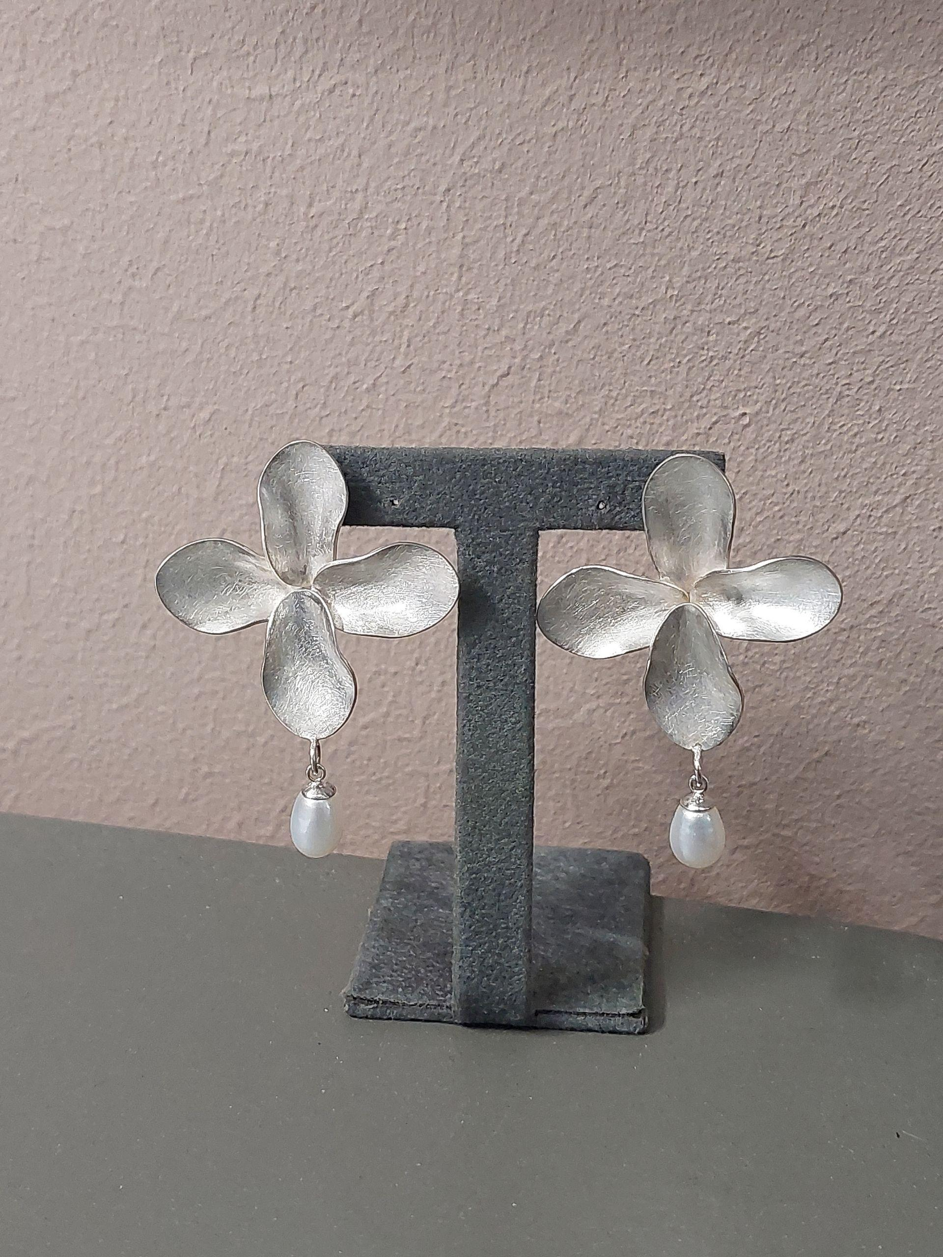 Zilver oorstekers in de vorm van een bloem 35mm met zoetwaterparel 6x6.5mm