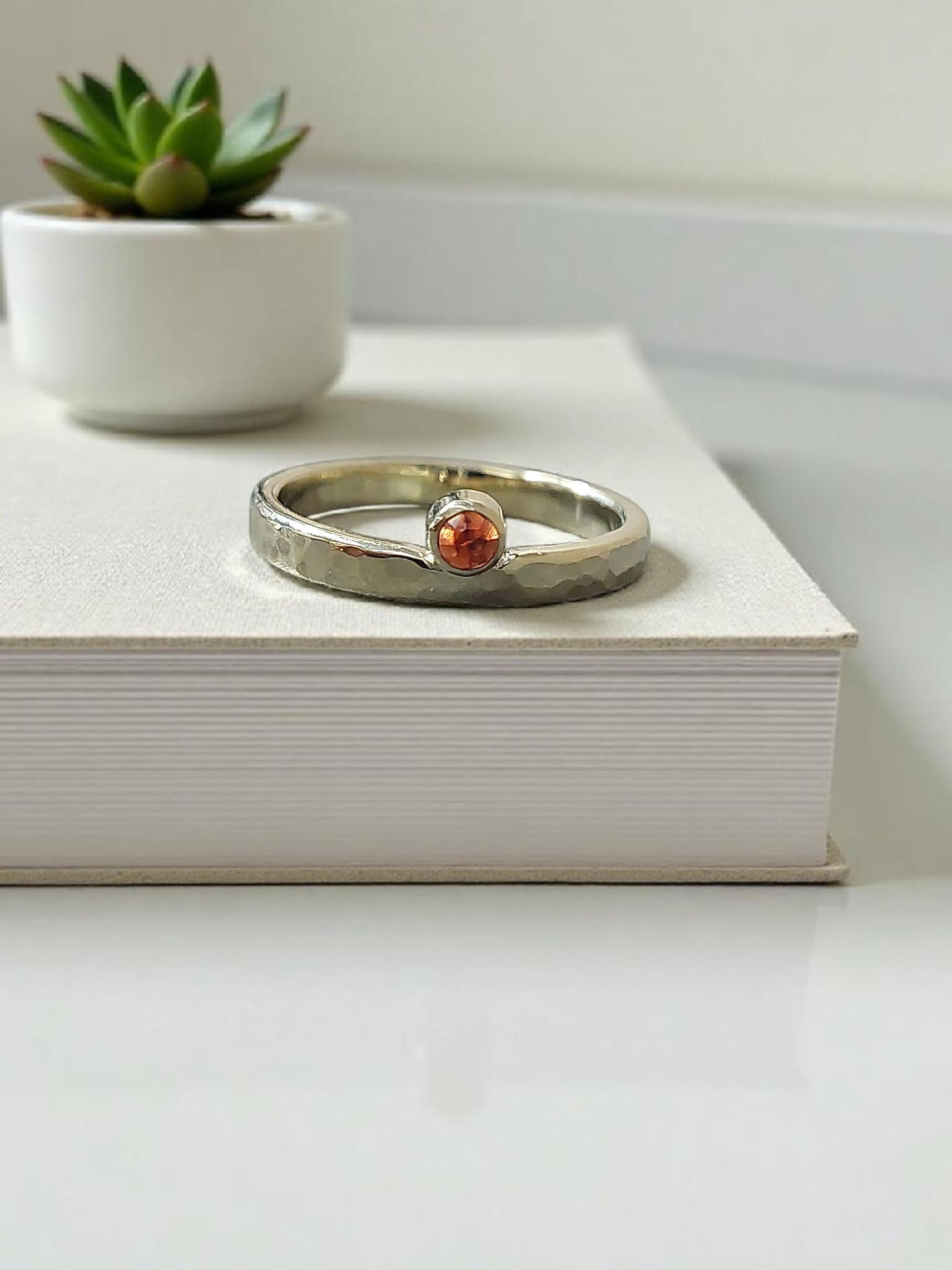 14kt gouden ring met hamerslag structuur en granaat