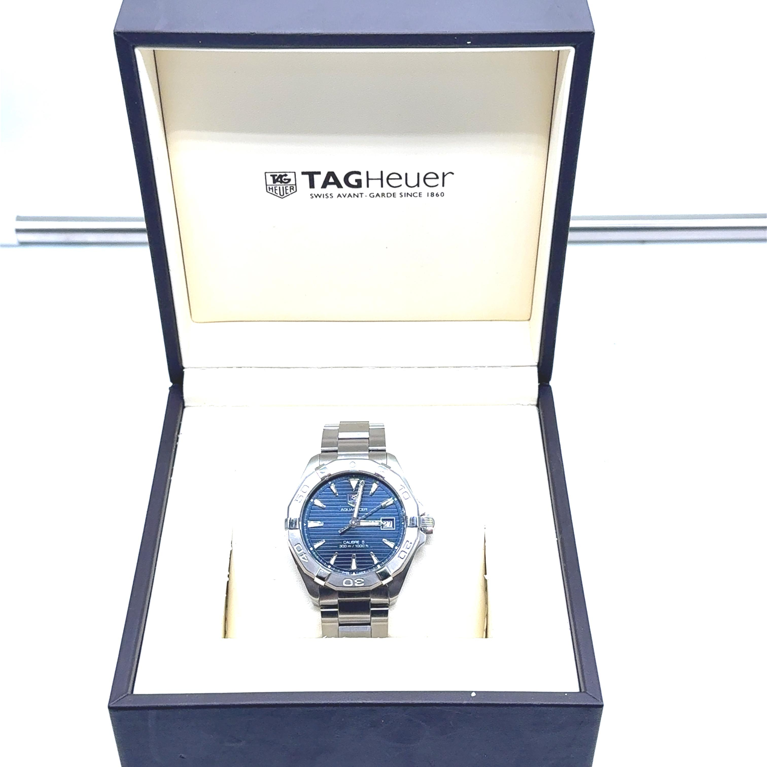 De TAG Heuer Aquaracer WAY2112-0 41mm is een stijlvolle, vintage polshorloge. Kenmerken: automatische uurwerk, zilverkleurige metalen kast, datumfunctie, waterbestendig tot 300m. Perfect voor elke gelegenheid, van formele tot casual evenementen. Horloge wordt geleverd met 2 jaar garantie. 