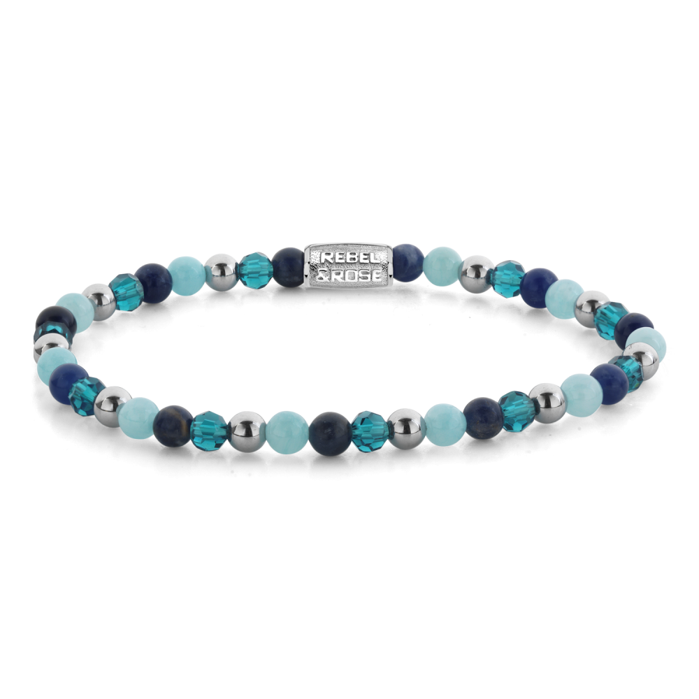 Armband van het merk Rebel & Rose. De armband heeft een hoogwaardige elastische stretch koord, met 4mm van Sodaliet Blauw, Hematiet Zilver, Glas Rock, Jade Blauw.