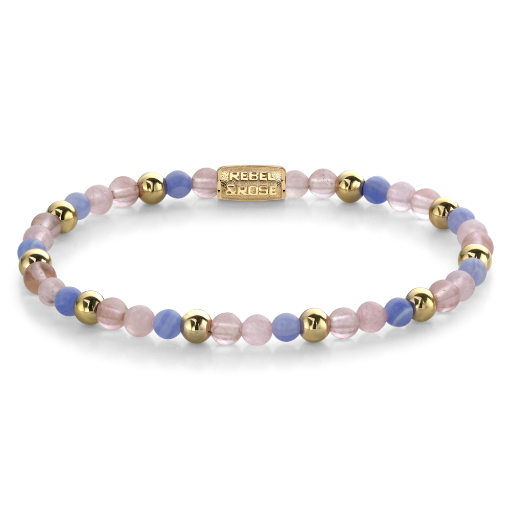 Armband van het merk Rebel & Rose. De armband heeft een hoogwaardige elastische stretch koord, met 4mm van Cherry Quartz, Rose Quartz, Blauwe Agaat, RVS ion-gold plated.