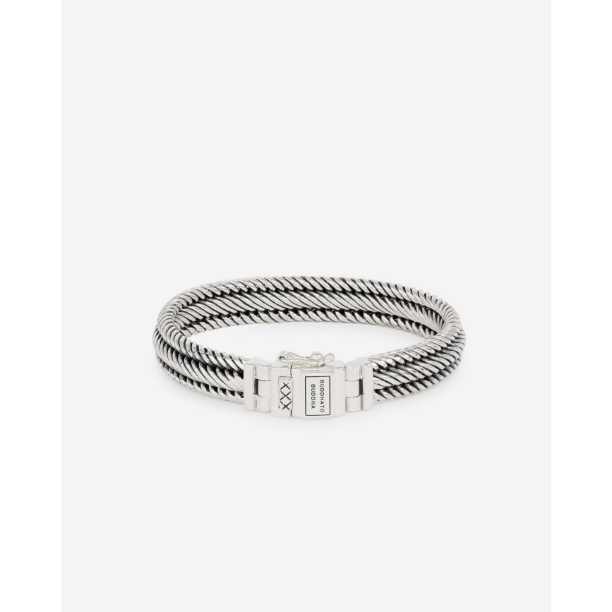 De Edwin XS Armband is een meesterwerk van vakmanschap en precisie. Deze geweven creatie komt tot leven door handgemaakte schakels die zorgvuldig worden gedraaid en geknipt uit het fijnste zilverdraad. Met maar liefst 74-80 van deze schakels in één armband, is het een kunstwerk dat drie dagen vakmanschap vereist. Elke schakel moet perfect passen, zodat de armband altijd op zijn plaats valt. De Edwin XS is smallere variant dan de iconische Edwin en bestaat volledig uit gerecycled premium zilver. Ethiek en esthetiek smelten samen in dit product. Handgemaakt, om een leven lang mee te gaan.

Maat G = 22 Cm 