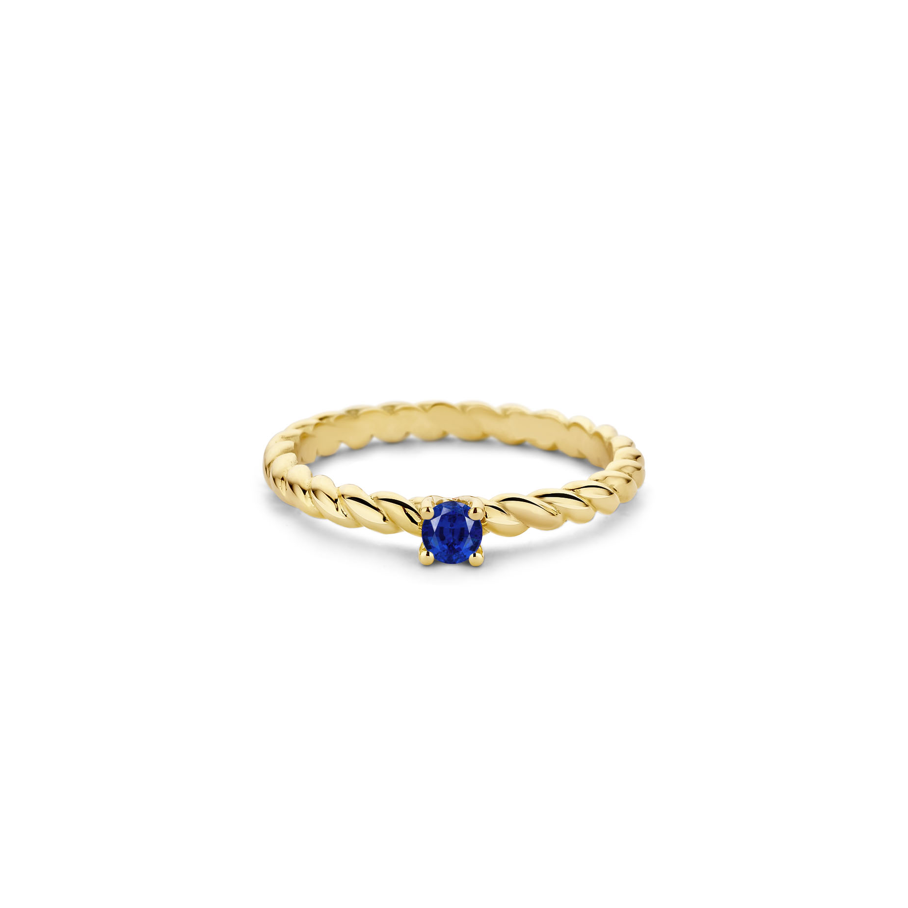 Elegante geelgouden ring van het Nederlandse merk Miss Spring. De ring is gemaakt van 14kt goud, waardoor de ring mooi zijn kleur behoudt. In het midden van de ring is een mooie blauwe Saffier gezet. Om de ring wat speelser te maken lijkt het alsof de band van de ring gedraaid is. Dit geeft de ring een eigentijds gevoel. De maat van de ring is 53, maar kan in andere maten besteld worden. De ring kan mooi enkel gedragen worden, maar kan ook gecombineerd gedragen worden met andere ringen. Voor meer informatie neem dan gerust contact met ons op!