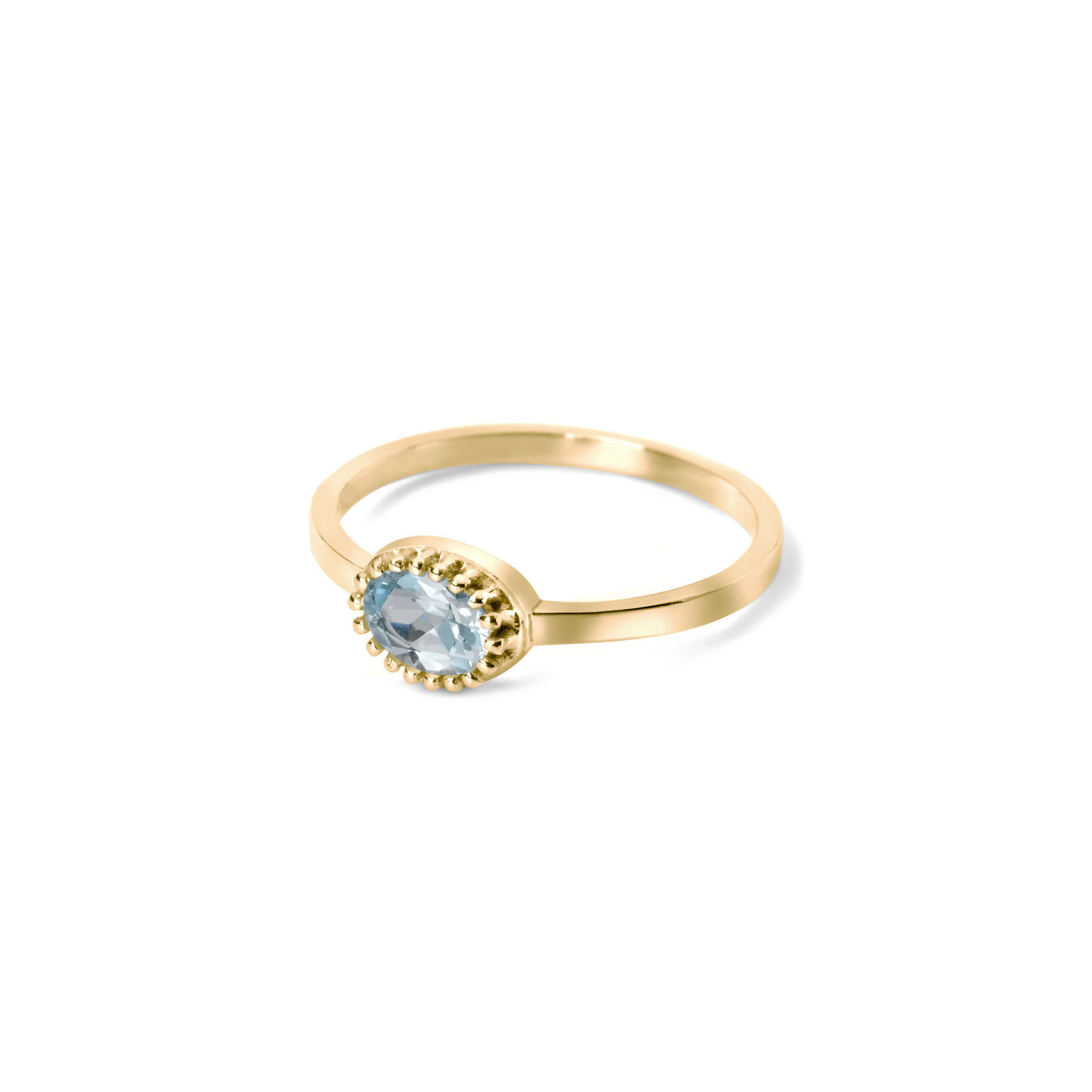 prachtige gouden ring van miss spring, uit de ma petite collectie.
deze elegante ring is bezet met een ovaal geslepen blauwe topaas