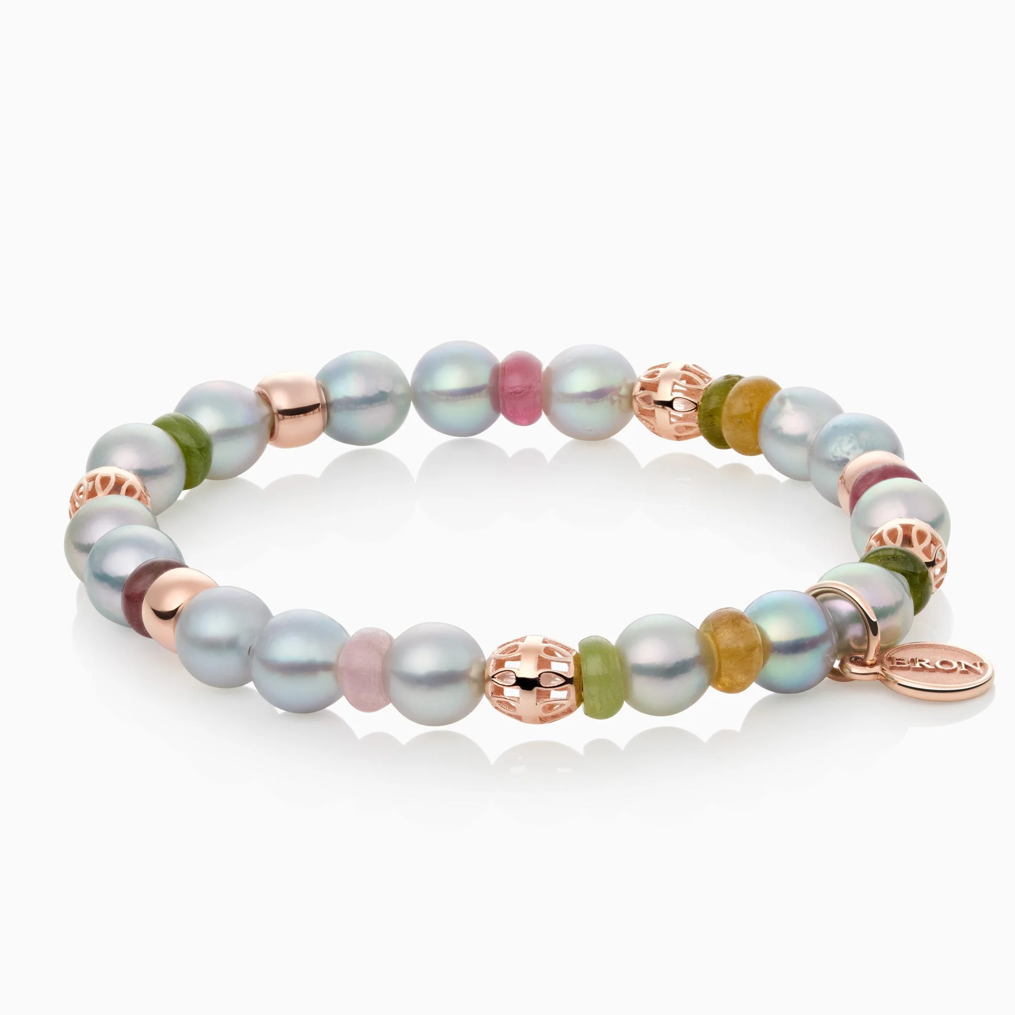 Deze Reflex‑armband van Bron is gemaakt van 18‑karaats roségoud, voorzien van barok Akoya parels van 7 mm en een mix van toermalijn. Het sieraad combineert speelsheid met verfijning, geschikt voor zowel dagelijks gebruik als bijzondere gelegenheden. Het referentienummer is 8AR4044AKB7MT. 