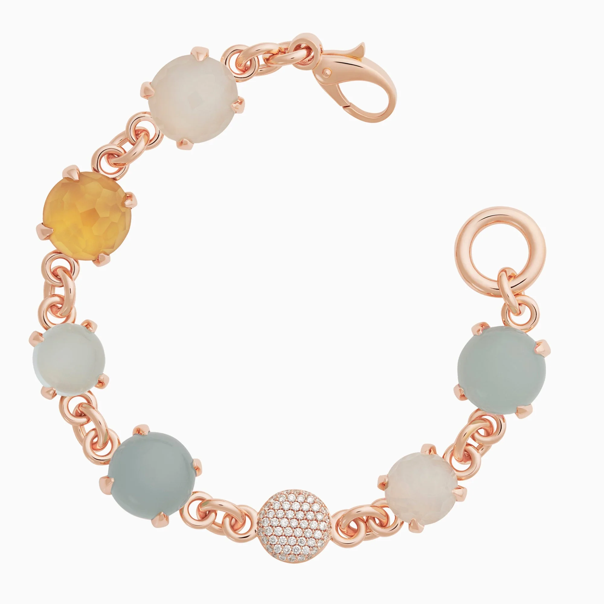 Deze Catch armband van Bron is vervaardigd uit 18 karaats roségoud en combineert op harmonieuze wijze aquamarijn, citrien en witte maansteen met sprankelende diamanten. De kleurrijke edelstenen en verfijnde afwerking geven de armband een speelse en elegante uitstraling. Het referentienummer is 8AR3965MIX19BR.