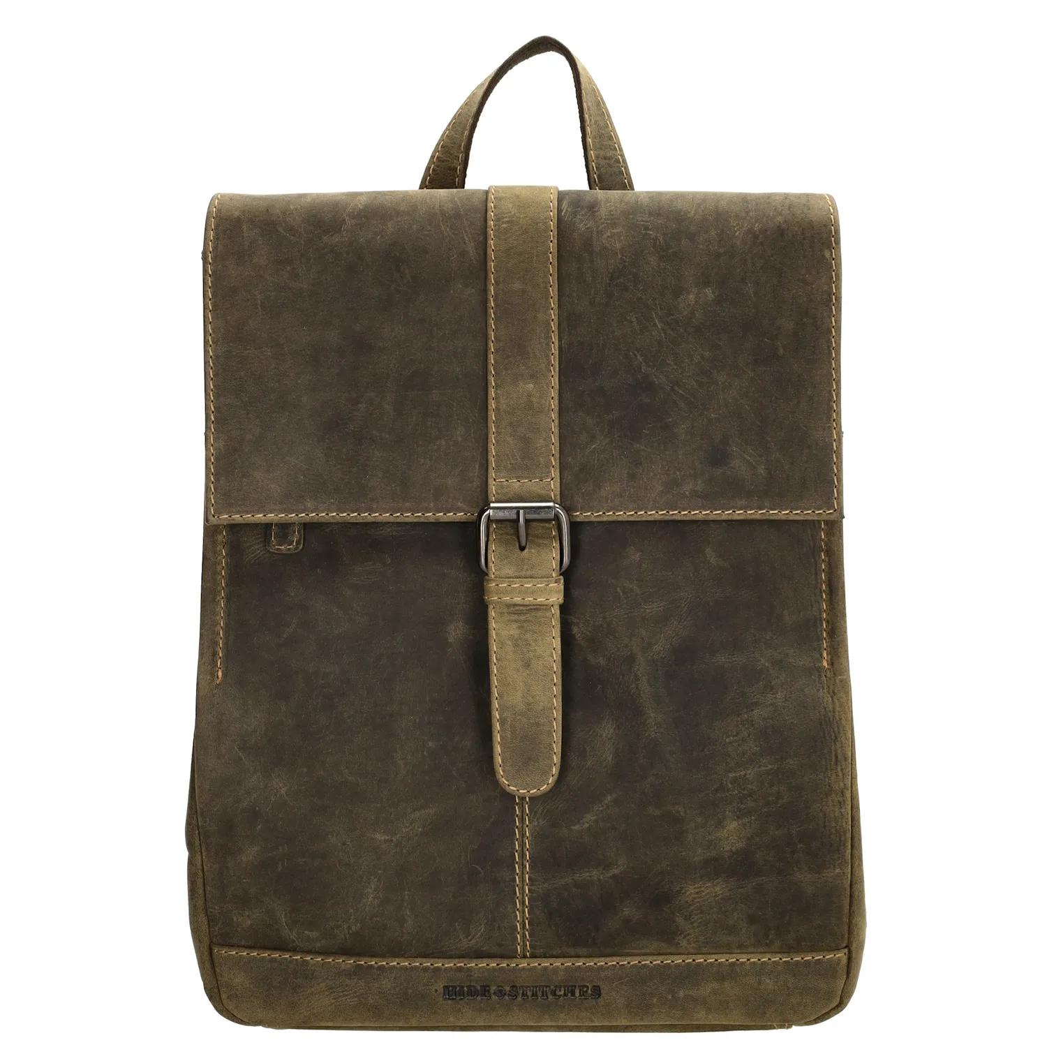 Deze mooie leren rugzak is perfect voor dagelijks gebruik! De rugzak komt uit de Idaho serie van Hide & Stitches. De rugzak is strak afgewerkt wat ervoor zorgt dat de tas een stijlvolle uitstraling krijgt. Aan de binnenkant heeft de rugzak een mooi ruitpatroon. Hier vind je ook een insteekvakje, handig voor bijvoorbeeld je sleutels. Je draagt de rugzak op de rug met de comfortabele achterzijde van de tas. Heb jij deze rugzak al toegevoegd aan jouw tassencollectie?

De eigenschappen van deze rugzak zijn: 

Hoofdvak met ritssluiting
Achtervak met ritssluiting
Enkel handvat
Verstelbare schouderbanden