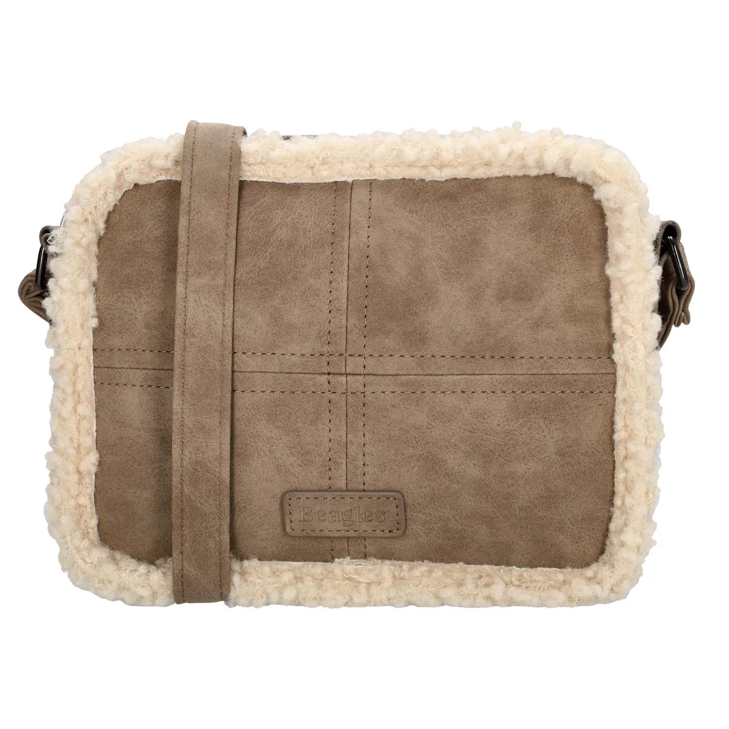 De Beagles Laredo schoudertas is een eigentijdse crossbody tas met een zachte, comfortabele uitstraling dankzij de teddy-afwerking rondom. Deze stijlvolle tas combineert mode met functionaliteit en is ideaal voor dagelijks gebruik.

De tas beschikt over twee aparte ritsvakken, waardoor je jouw spullen overzichtelijk kunt opbergen. Binnenin vind je een extra ritsvak en een speciaal telefoonvakje. De verstelbare schouderband maakt het mogelijk om de tas comfortabel crossbody of op één schouder te dragen, helemaal zoals jij wilt.

Kenmerken:


Crossbody schoudertas met verstelbare band

Volledig afgewerkt met zachte teddy-stof

Twee ruime hoofdvakken met rits

Binnenin een ritsvak en telefoonvak

Praktisch en stijlvol voor elke dag