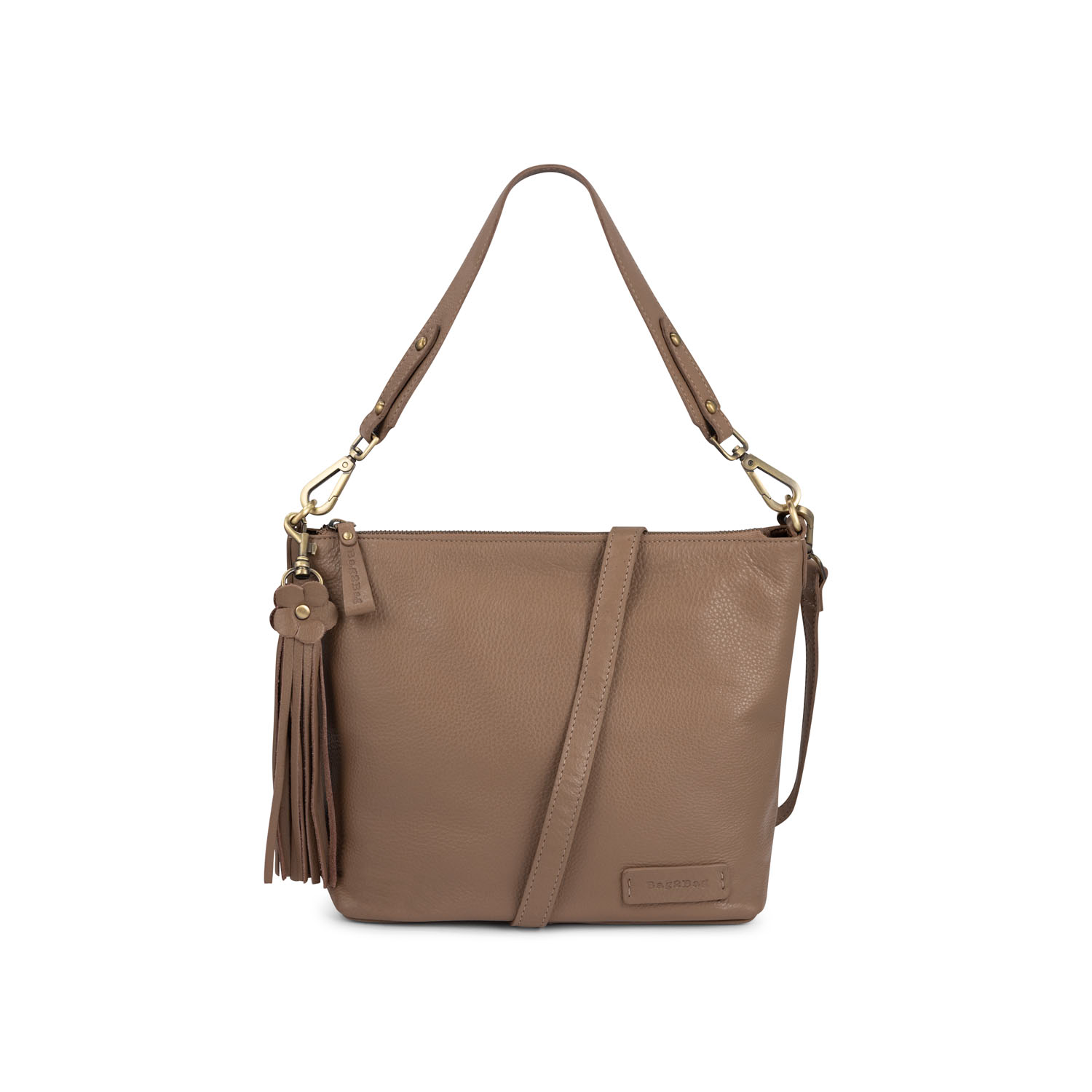 De Minto is een elegante damestas van hoogwaardig leer, praktisch en modieus tegelijk. Dankzij de korte schouderband en de lange verstelbare band draag je de tas op verschillende manieren.

Het hoofdvak sluit met een rits en binnenin vind je meerdere vakken en een extra ritsvakje om je essentials overzichtelijk op te bergen. Afgewerkt met de herkenbare Bag2Bag details en een speelse leren kwast.