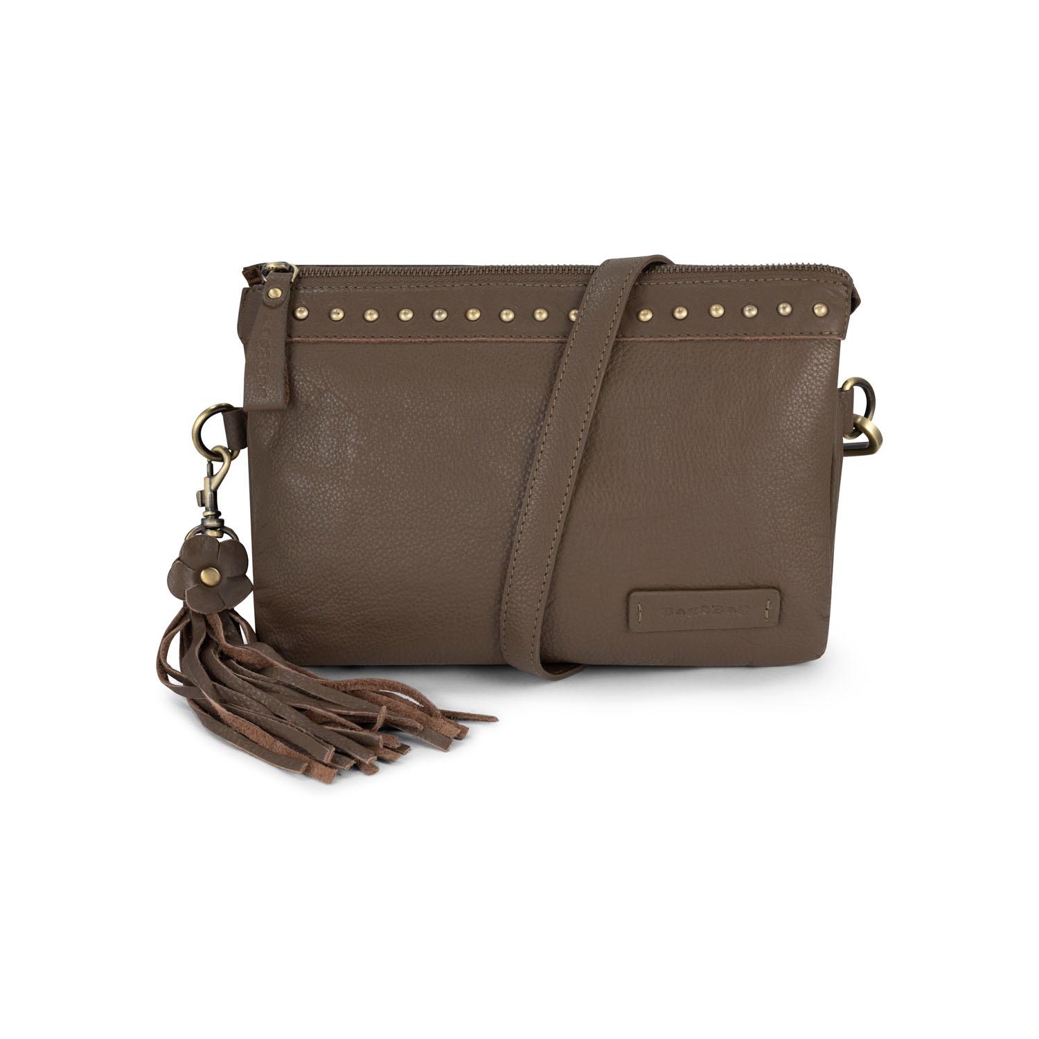 De Yale is een stoere crossbody tas met stijlvolle studs als detail. Het slimme ontwerp met meerdere vakken en ritsen maakt deze tas ideaal om je spullen georganiseerd en veilig mee te nemen.
Dankzij het compacte formaat en de verstelbare schouderband draag je de Yale comfortabel elke dag, zowel casual als chic.