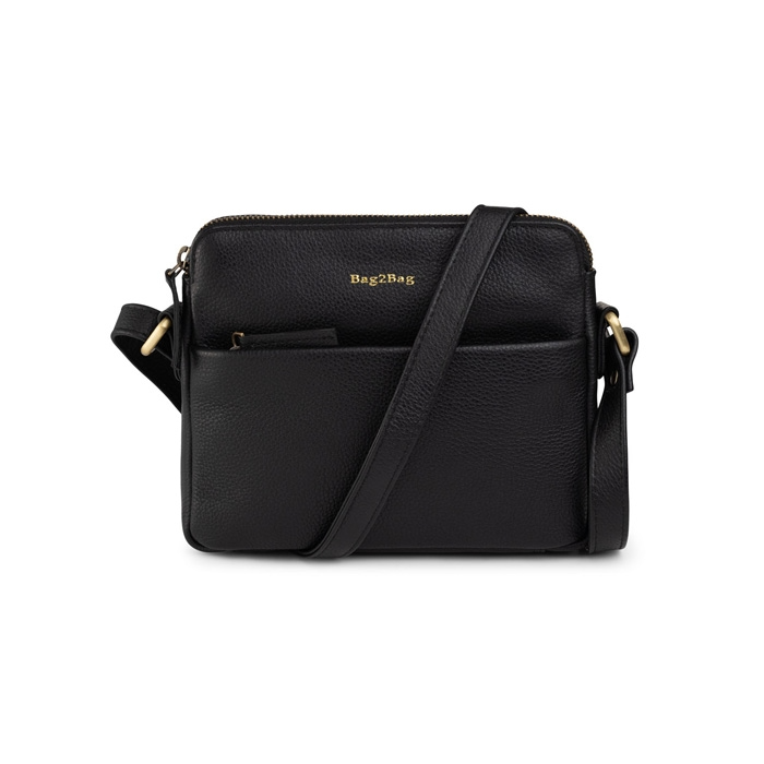 De tas Oslo is een stijlvolle en praktische schoudertas, gemaakt van hoogwaardig leer. Dankzij het compacte formaat neem je gemakkelijk al je dagelijkse essentials mee, terwijl de tas toch een elegante uitstraling behoudt.

Het hoofdvak sluit met een rits en binnenin vind je meerdere vakjes voor een overzichtelijke indeling. Aan de voor- en achterkant heeft de tas extra ritsvakken, ideaal voor spullen die je snel bij de hand wilt hebben. De verstelbare schouderband zorgt ervoor dat je de Oslo comfortabel crossbody of over de schouder kunt dragen.