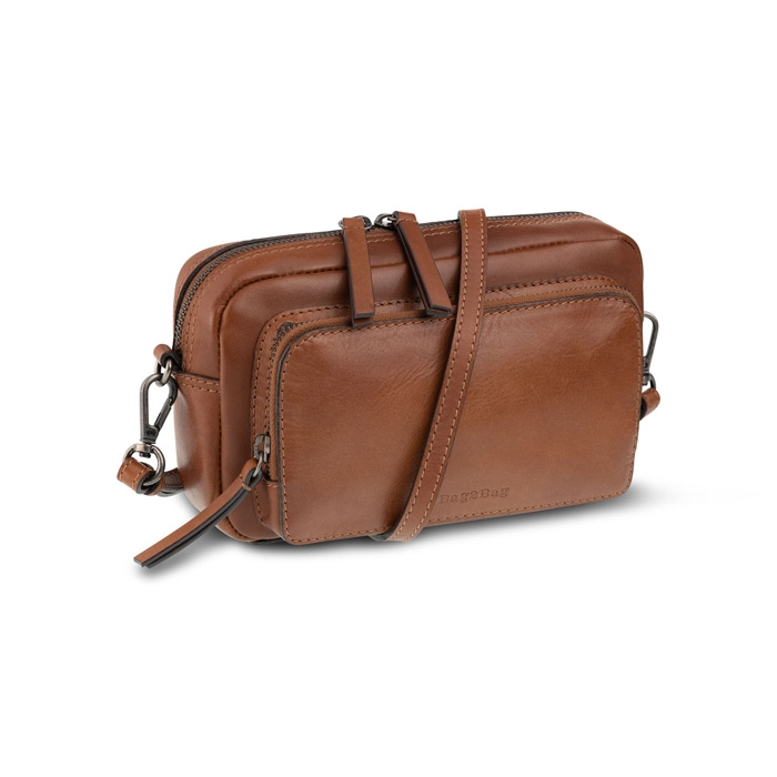 De tas Uta is een stijlvolle en praktische crossbodytas, gemaakt van hoogwaardig leer. Het compacte formaat maakt deze tas ideaal voor dagelijks gebruik of een avondje uit.

De tas beschikt over twee hoofdvakken die beide sluiten met een rits. Binnenin vind je meerdere handige vakjes zodat je je essentials overzichtelijk kunt opbergen. Dankzij de verstelbare schouderband draag je de Uta comfortabel crossbody of over de schouder.