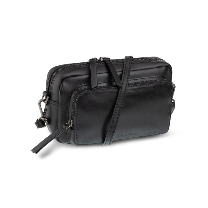 De tas Uta is een stijlvolle en praktische crossbodytas, gemaakt van hoogwaardig leer. Het compacte formaat maakt deze tas ideaal voor dagelijks gebruik of een avondje uit.

De tas beschikt over twee hoofdvakken die beide sluiten met een rits. Binnenin vind je meerdere handige vakjes zodat je je essentials overzichtelijk kunt opbergen. Dankzij de verstelbare schouderband draag je de Uta comfortabel crossbody of over de schouder.