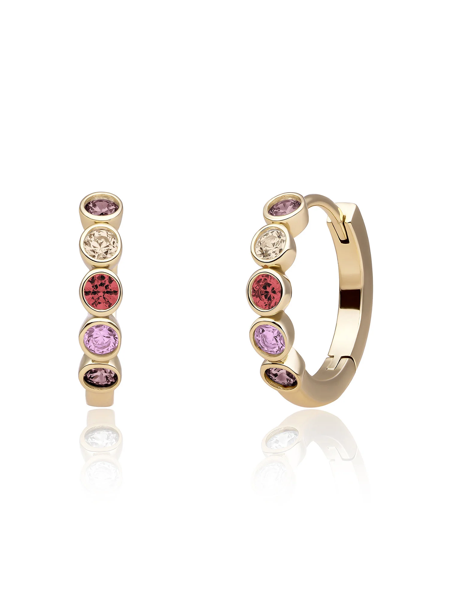 De Tube Creolen Multicoloured Zirconia voegen direct energie toe aan je stijl. De ronde buisvorm geeft de oorbellen een moderne uitstraling, terwijl de kleurrijke zirconia&rsquo;s voor speelsheid zorgen. Elke steen fonkelt in haar eigen tint &ndash; van zachtroze tot sprankelend groen &ndash; wat zorgt voor een feestelijk en toch stijlvol geheel. Deze creolen zijn licht en sluiten prettig, waardoor je ze moeiteloos de hele dag kunt dragen. Combineer ze met een casual outfit voor een vrolijk accent, of met een feestelijke look voor extra flair. Een levendige keuze die altijd opvalt.