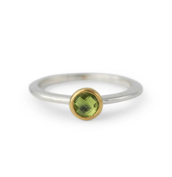 Zilveren ring gedeeltelijk verguld 18 krt met Peridoot 5 mm Mt 17.75
