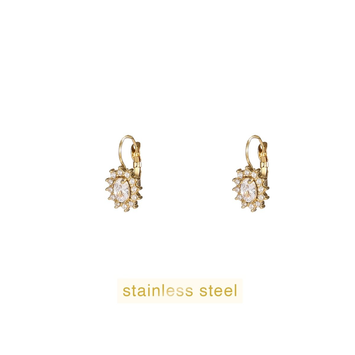 De Day & Eve oorstekers French Hook Oval - 14K + crystal, met modelnummer E56375-2, zijn schitterende creolen gemaakt van kristal. Deze elegante oorbellen dragen perfect bij zowel formele als informele gelegenheden. Draag ze met opgestoken haar voor een stijlvolle en verfijnde look die de schittering van de kristallen benadrukt.